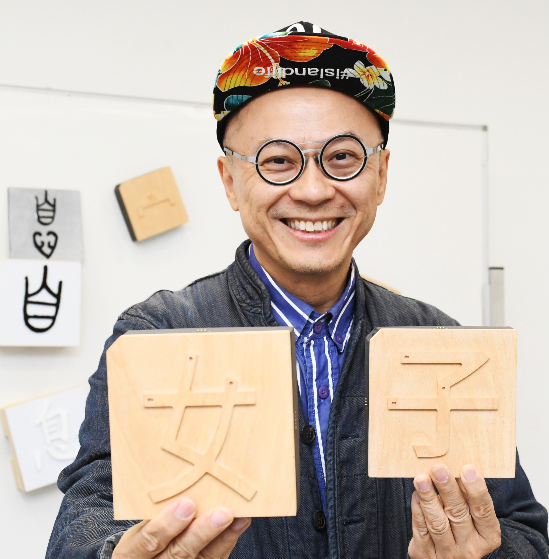 5： 洪強(qiáng)在每一筆筆畫的開頭製作凹槽位讓視障人士去觸摸，從而感受漢字的結(jié)構(gòu)美。 .jpg