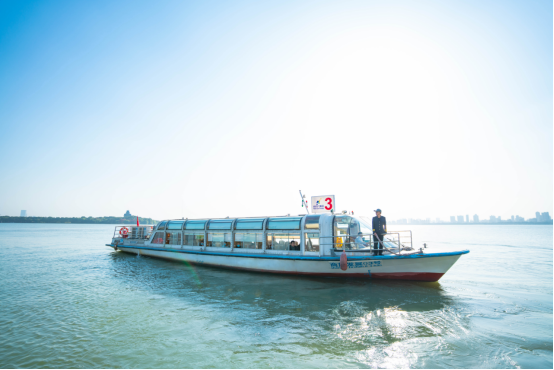 圖2 ：金雞湖水上公共巴士先行開通運營的月光碼頭至望湖閣碼頭往返航線，將成為串聯(lián)起園區(qū)湖東、湖西兩大商圈的水上通道（主辦方供圖）.png