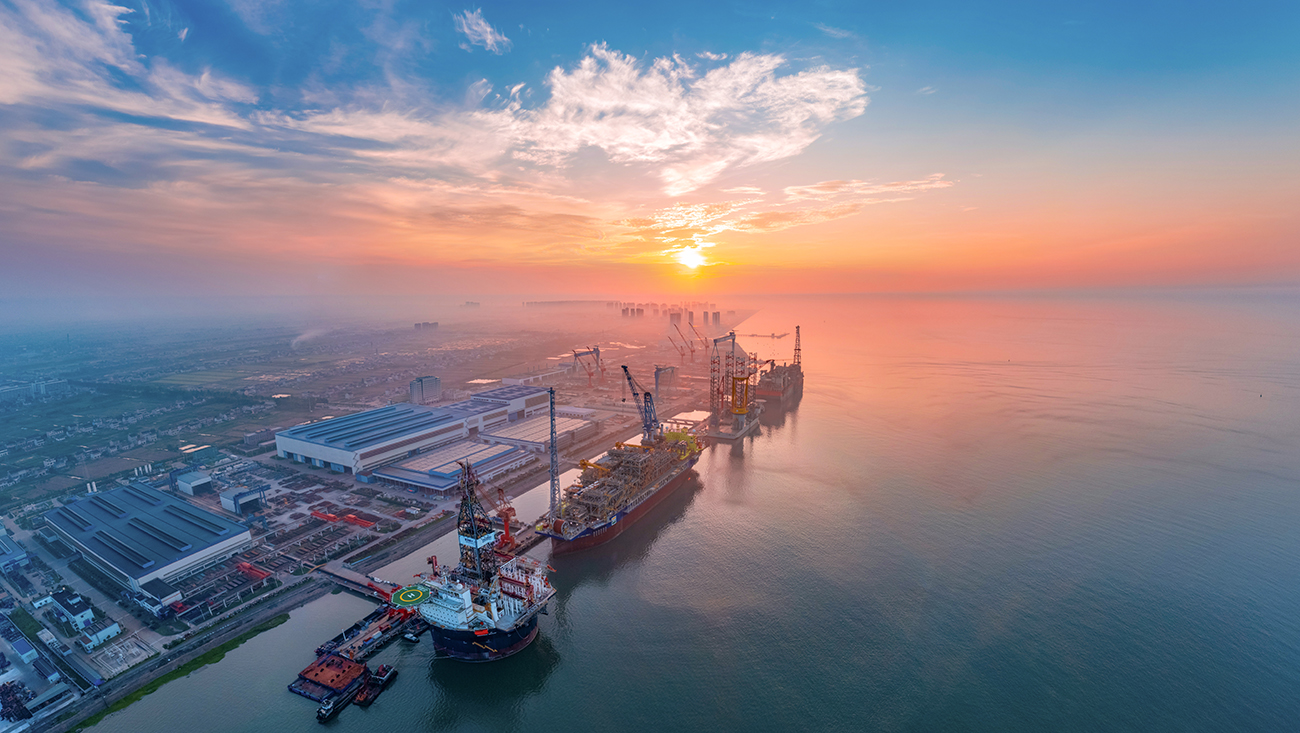 位於南通啟東的高端海工裝備整裝待發(fā)。 殷丹峰 攝.jpg