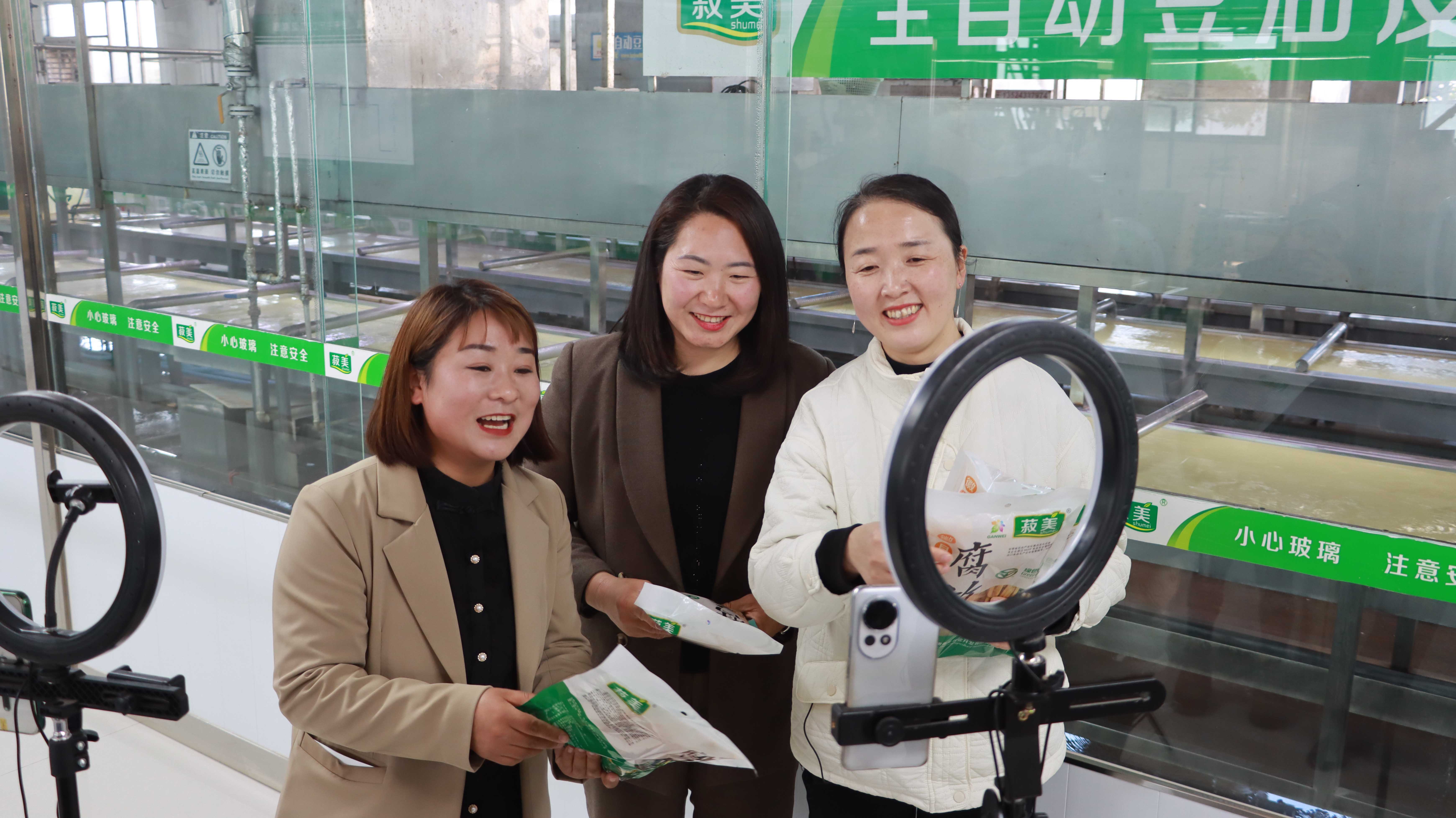 梁倩娟正在進行電商直播（尚敏賢 攝）.jpg