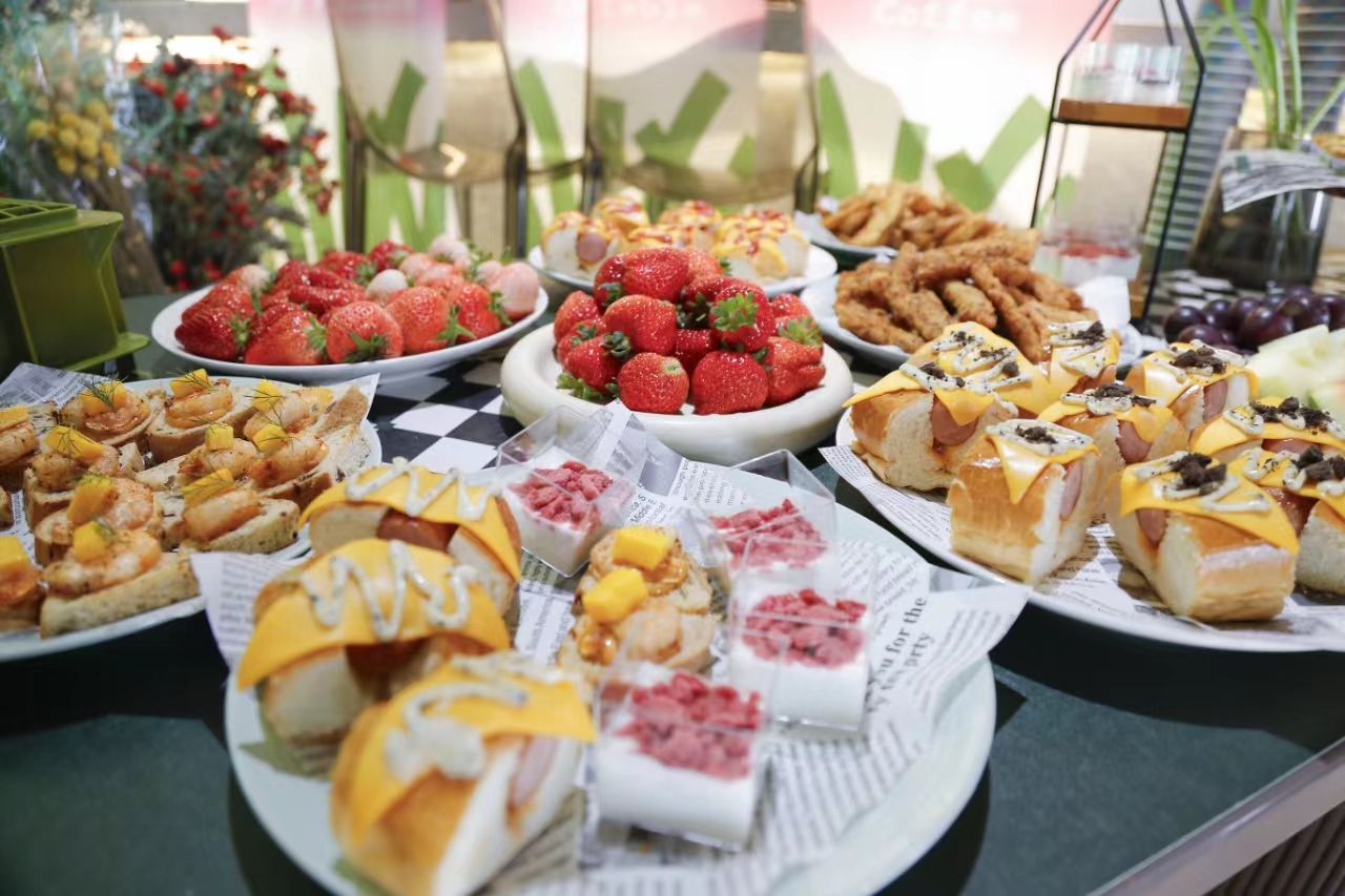 新鮮的草莓和琳瑯滿(mǎn)目的草莓加工食品 田家欣 攝影.jpg