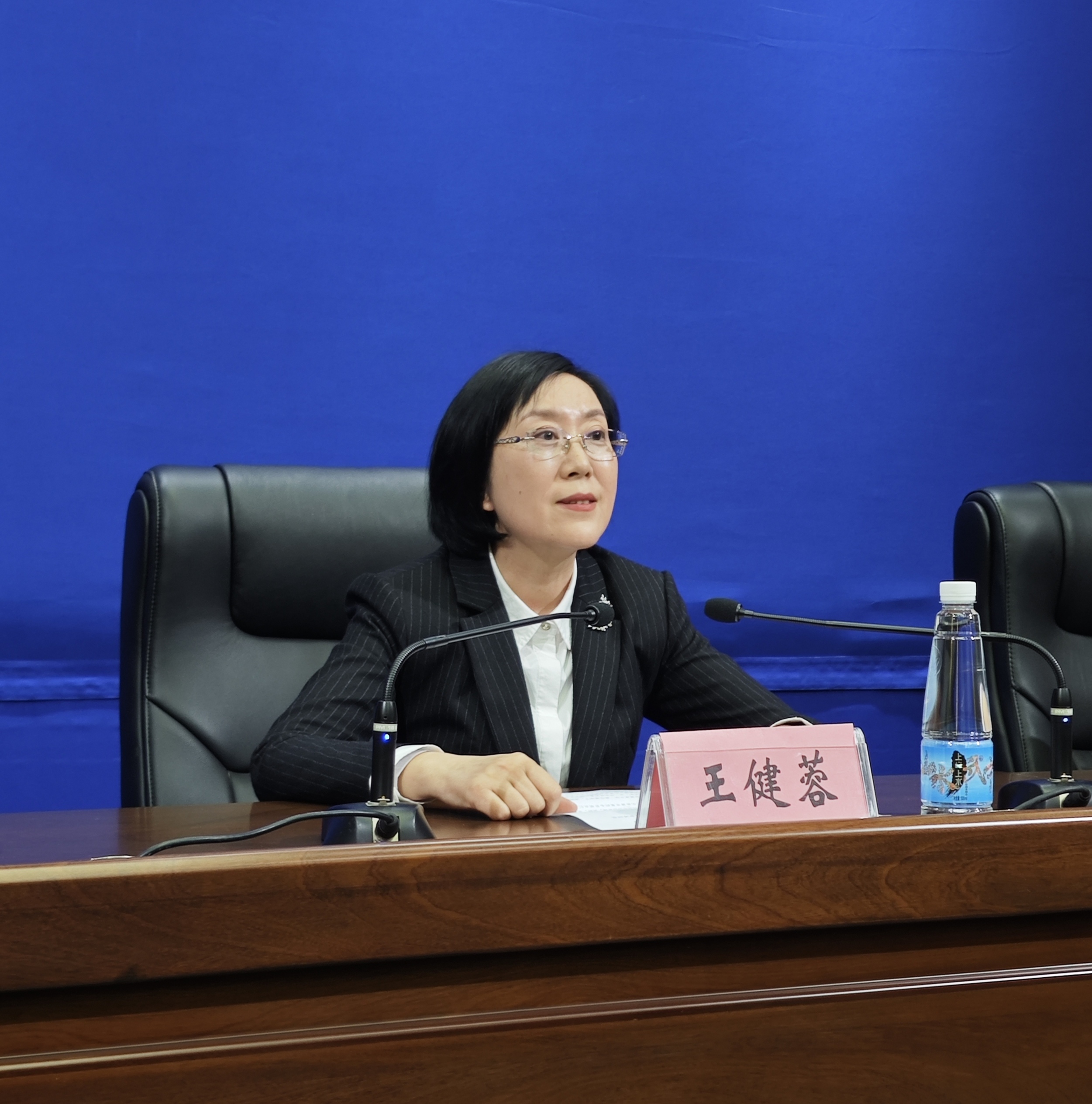 圖二 潯陽(yáng)區(qū)委常委、宣傳部長(zhǎng)王健蓉介紹潯陽(yáng)區(qū)文化旅游發(fā)展情況.jpg