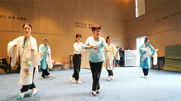 圖3：昆山每年邀請昆曲名家大師回到昆曲故里相聚， 為年青一代昆曲演員傳授演唱技藝、手把手指導經(jīng)典劇目（昆山市文體廣電和旅遊局供圖）.jpg