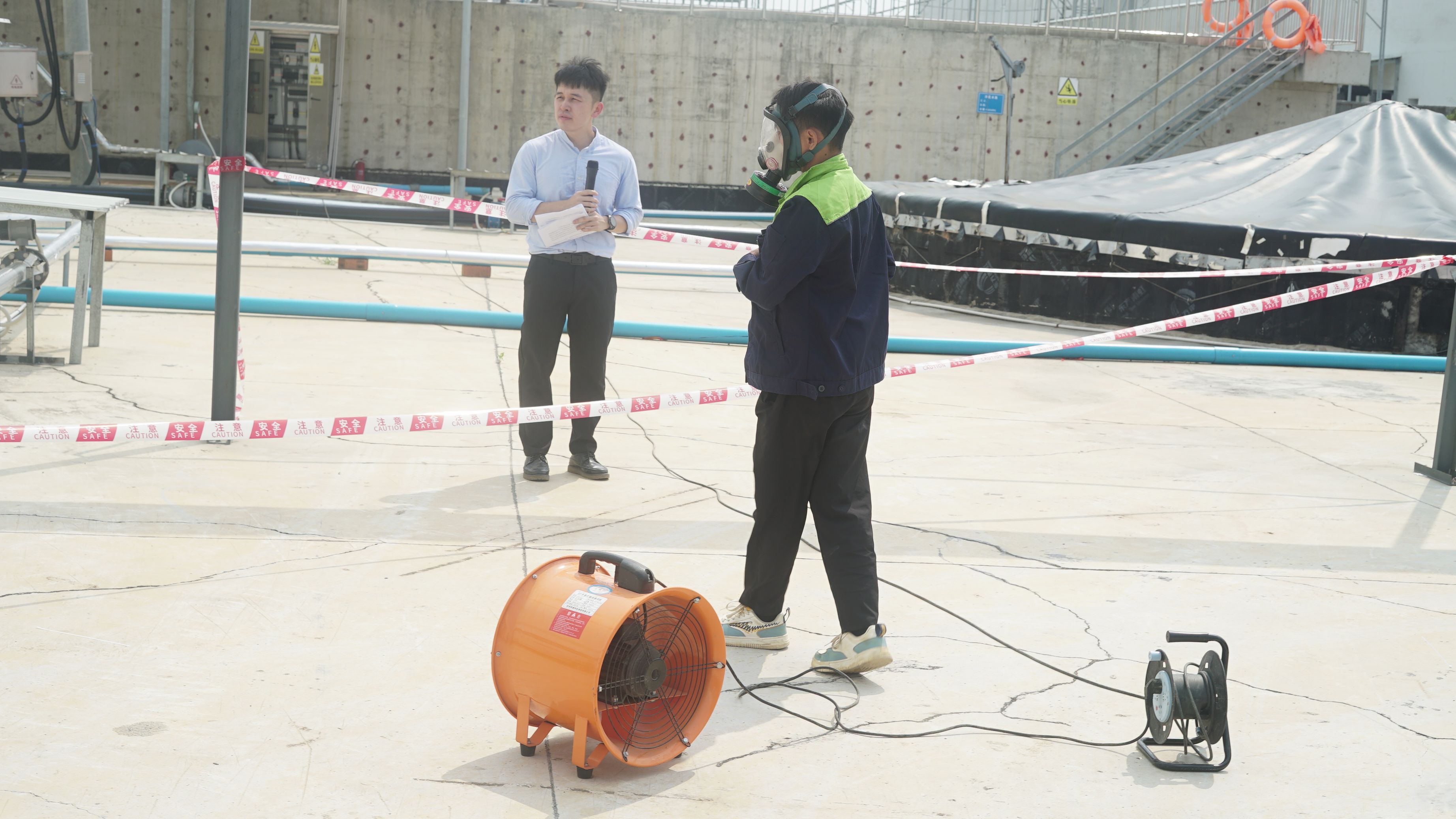 3.演練人員模擬使用通風設(shè)備通風（主辦方供圖）.jpeg