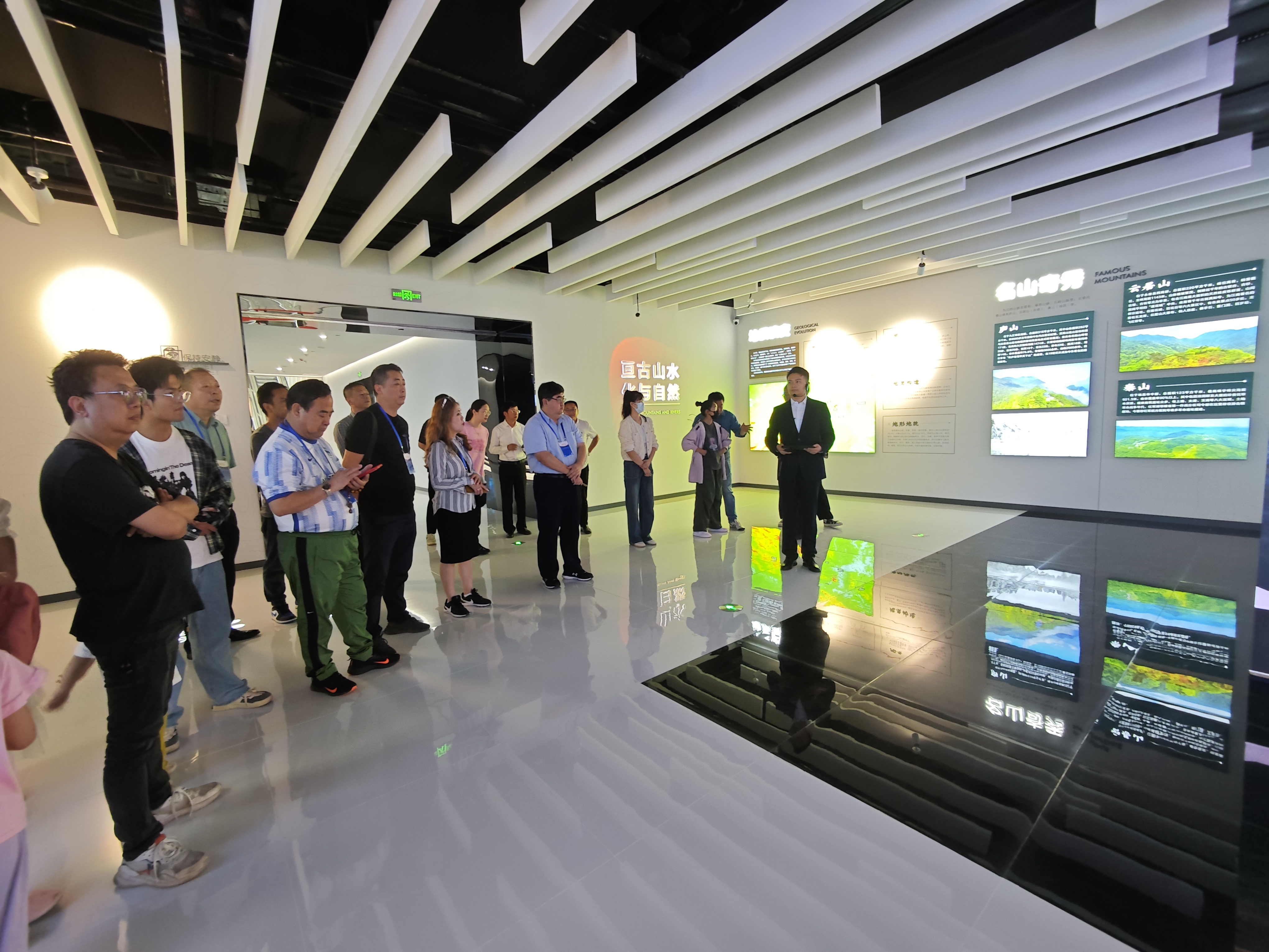圖一  采風(fēng)團(tuán)在九江國土空間規(guī)劃館參觀.jpg