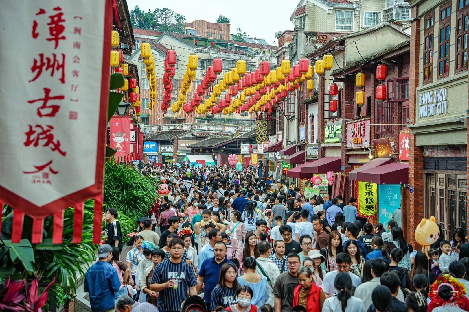 圖4 漳州古城人山人海.jpg