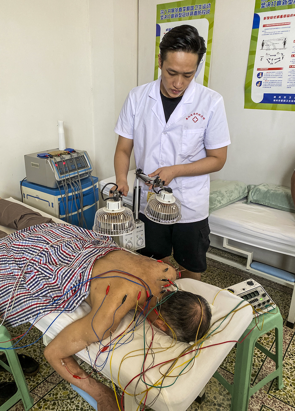 3在醫(yī)館為患者治療.jpg