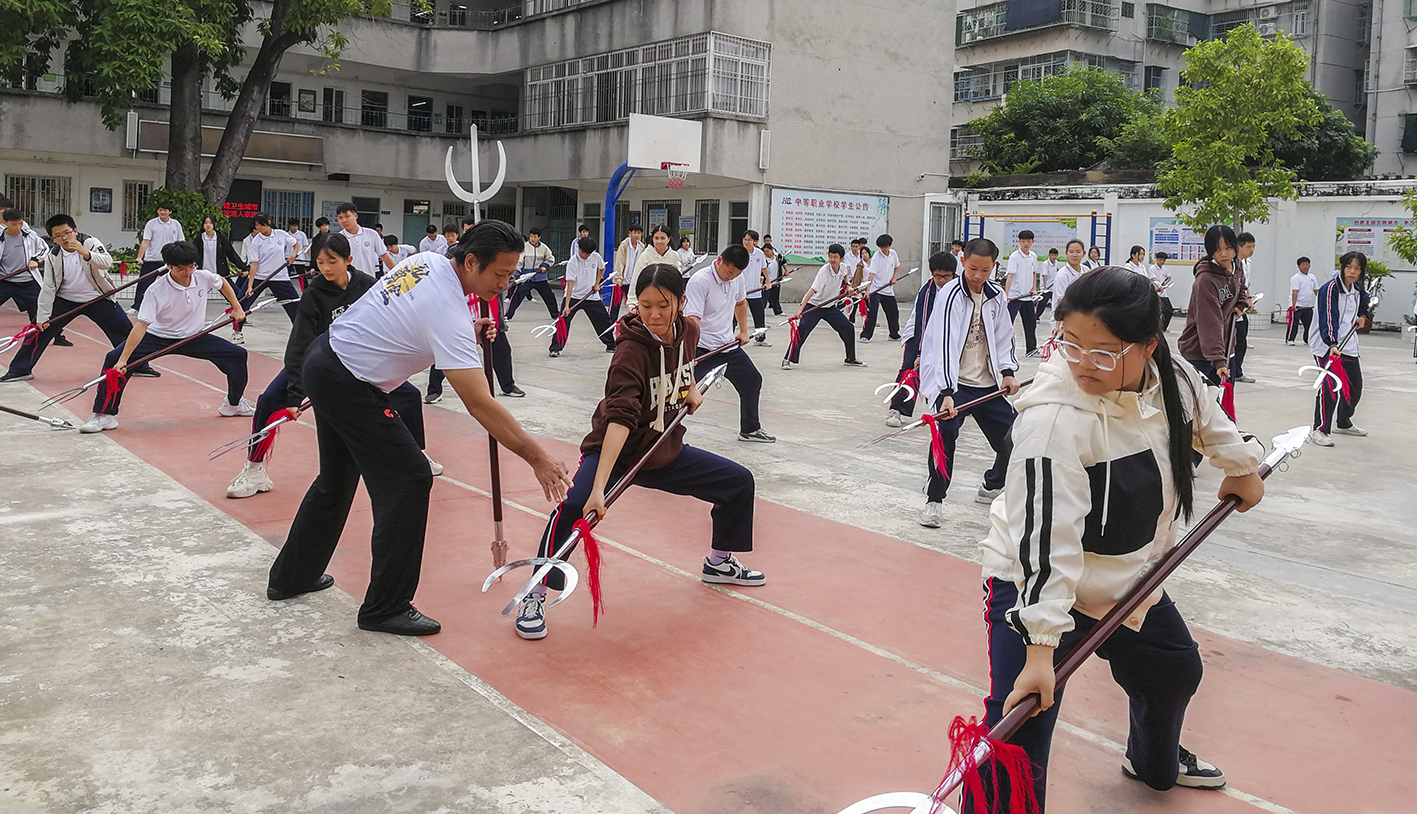 4,黃林周到學(xué)校指導(dǎo)學(xué)生練武.jpg