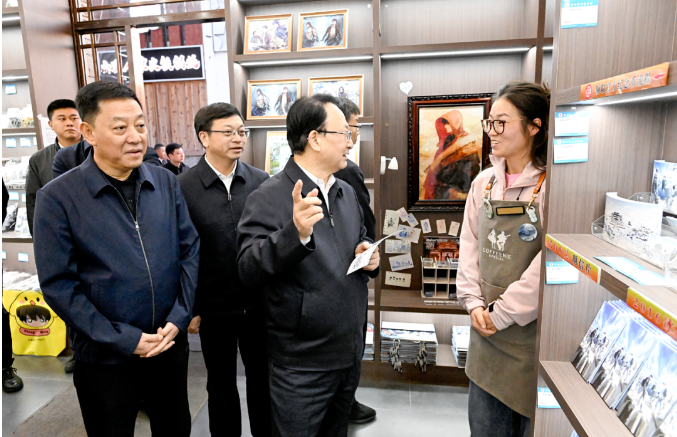 5月8日至9日，省委書記景俊海，省委副書記、省長胡玉亭在長白萬巷步行街隨機走訪沿街商舖，詳細了解經(jīng)營情況。鄒乃碩 攝.png