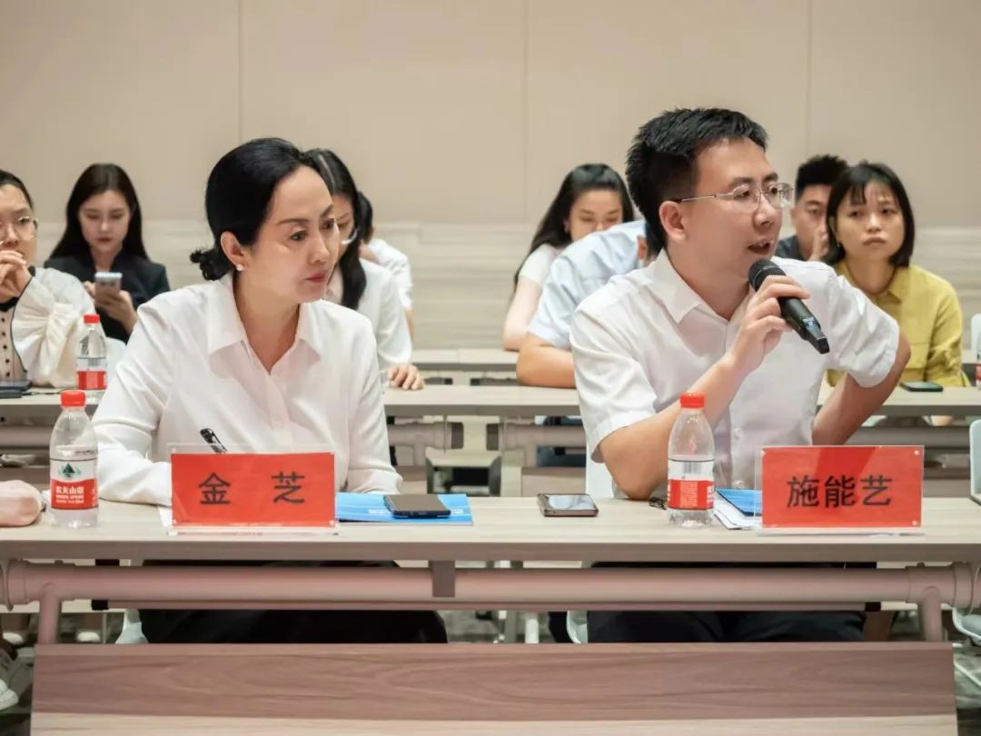 圖2-三亞市海棠區(qū)委常委、副區(qū)長施能藝（右）與三亞市海棠區(qū)商務(wù)和金融發(fā)展局局長金芝為企業(yè)代表答疑。.jpeg