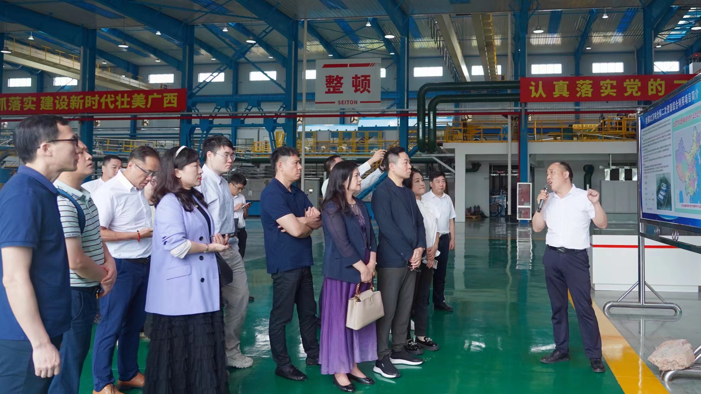 4.考察團(tuán)一行到訪玉林龍?zhí)懂a(chǎn)業(yè)園區(qū).jpg