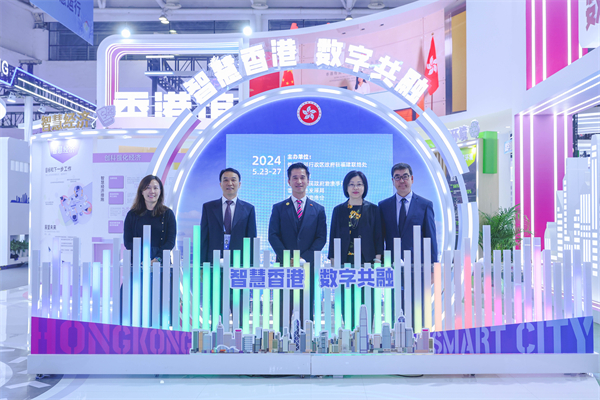 圖二：駐福建聯(lián)絡(luò)處主任鄭震生(圖中)與出席香港館開(kāi)幕式嘉賓包括福建省人民政府港澳事務(wù)辦公室副主任陳國(guó)全(左2) 、駐粵辦投資推廣總監(jiān)葉海侖(右2)、香港貿(mào)易發(fā)展局福建代表鄭佩珊(左1)、福建省香港商會(huì)副會(huì)長(zhǎng)張孝勤(右1)大合照。.jpg