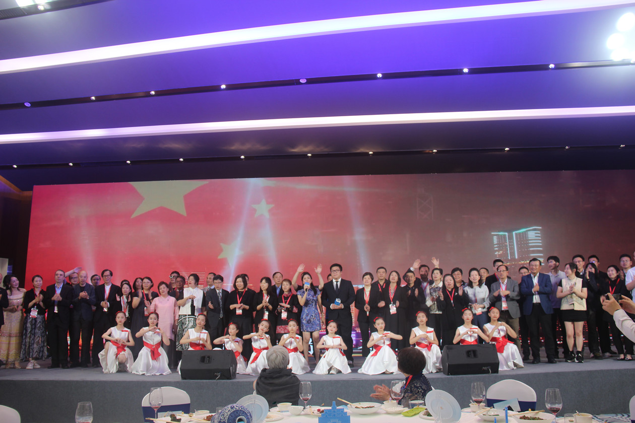 圖四 港澳嘉賓合唱《東方之珠》.JPG