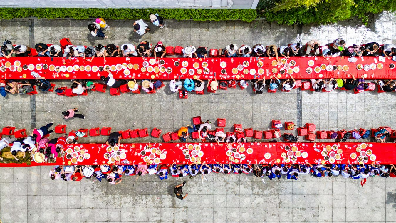 2.長(zhǎng)桌同心宴（龍海強(qiáng) 攝）.jpg