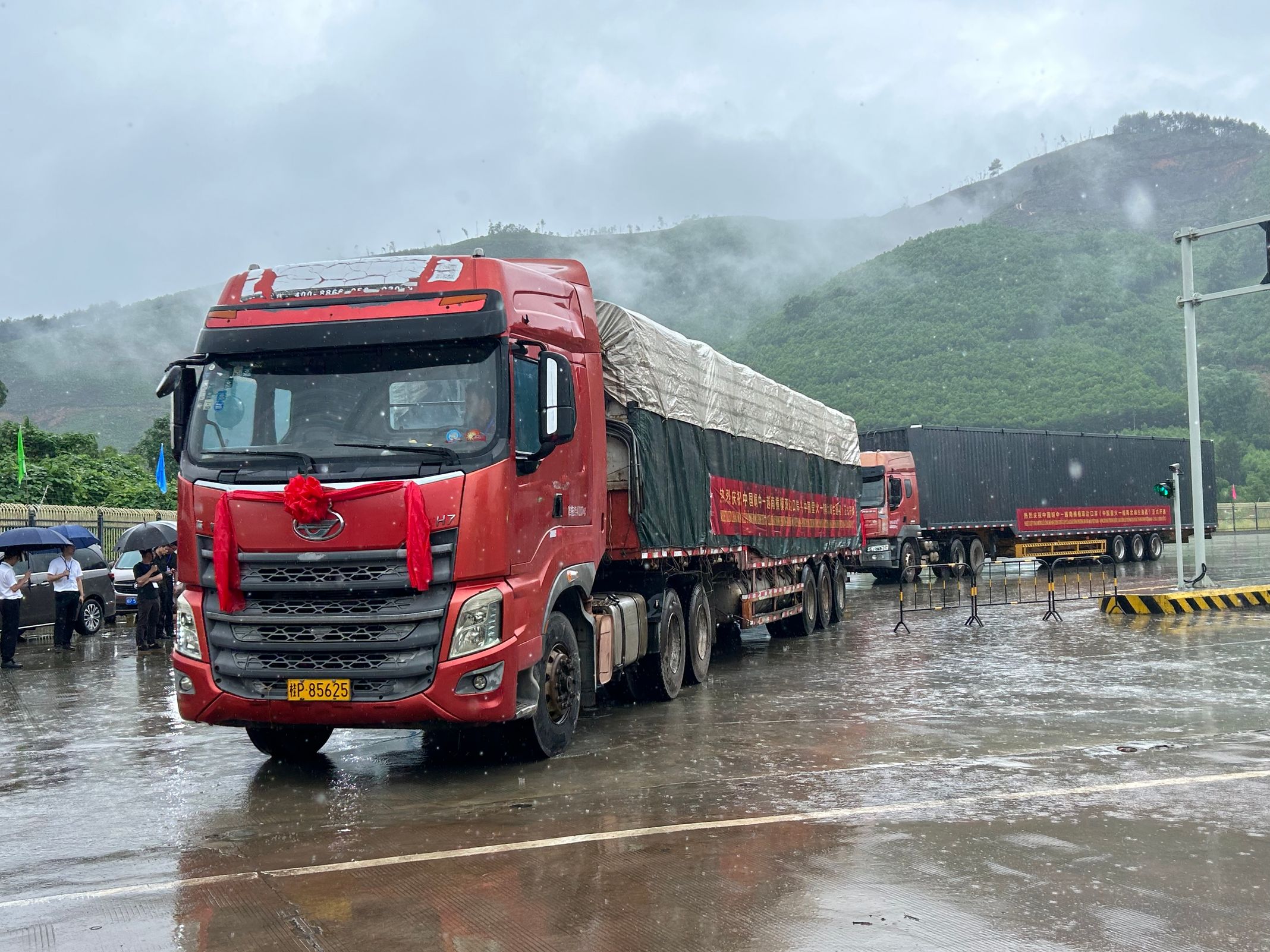 3.中方運(yùn)輸車(chē)輛駛?cè)朐侥蠙M?？诎?jpg