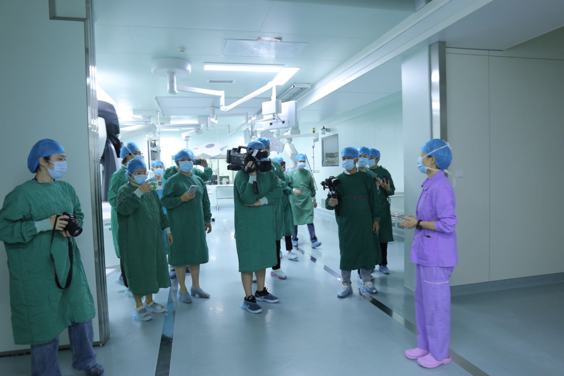 圖2 護(hù)士長(zhǎng)介紹醫(yī)院手術(shù)室.jpg