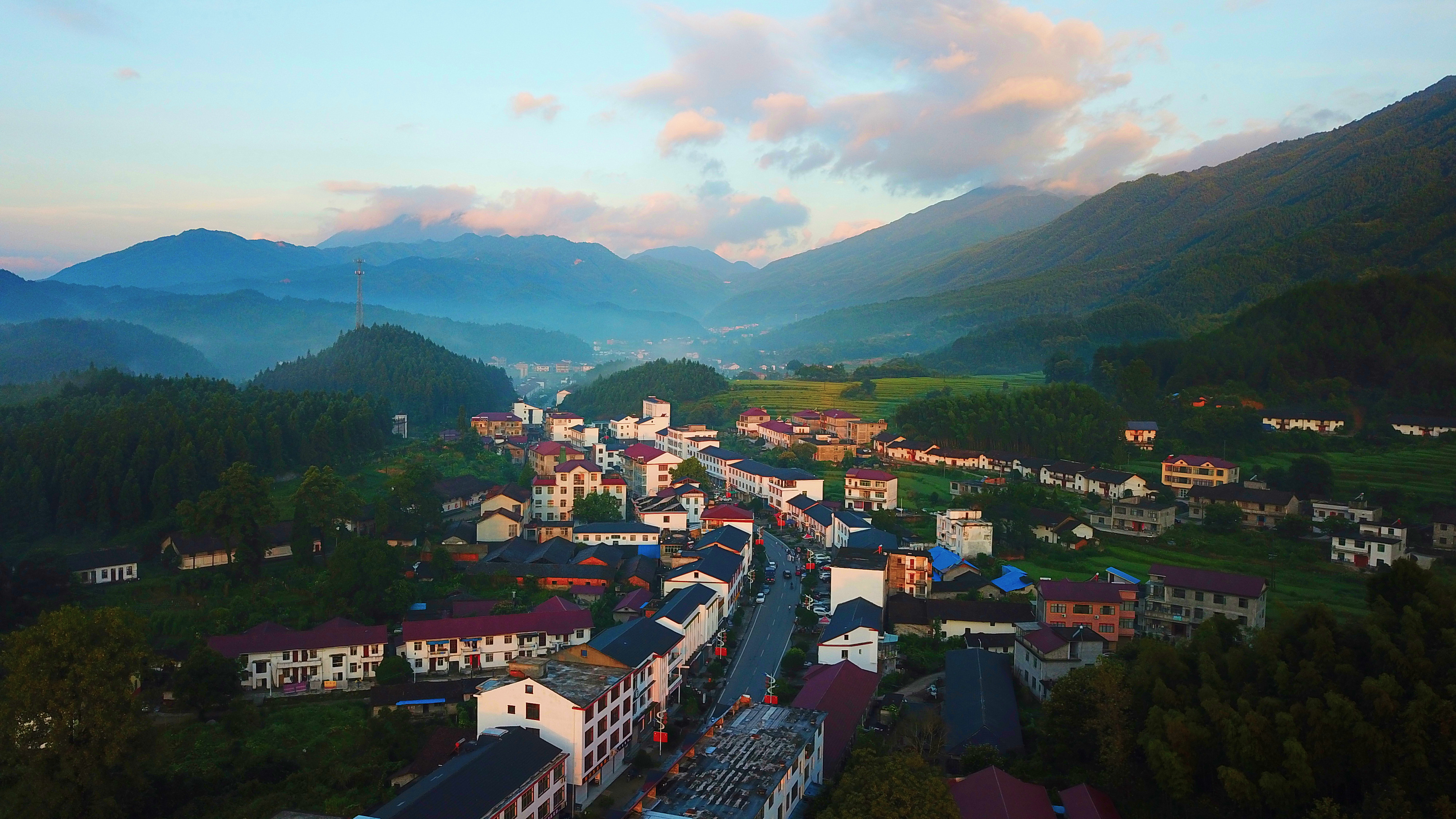 圖2：靖安縣中源鄉(xiāng)航拍圖 何竹林?jǐn)z.jpg