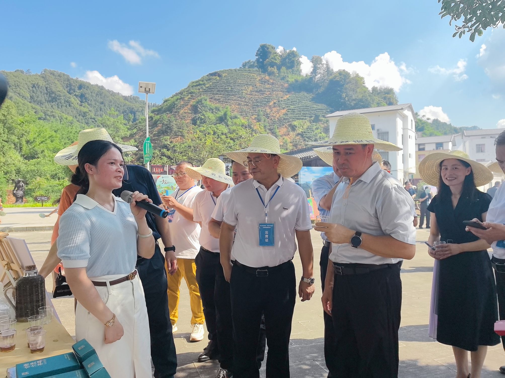 4.與會嘉賓考察蒼梧縣六堡鎮(zhèn)黑石山茶廠 (1).jpg