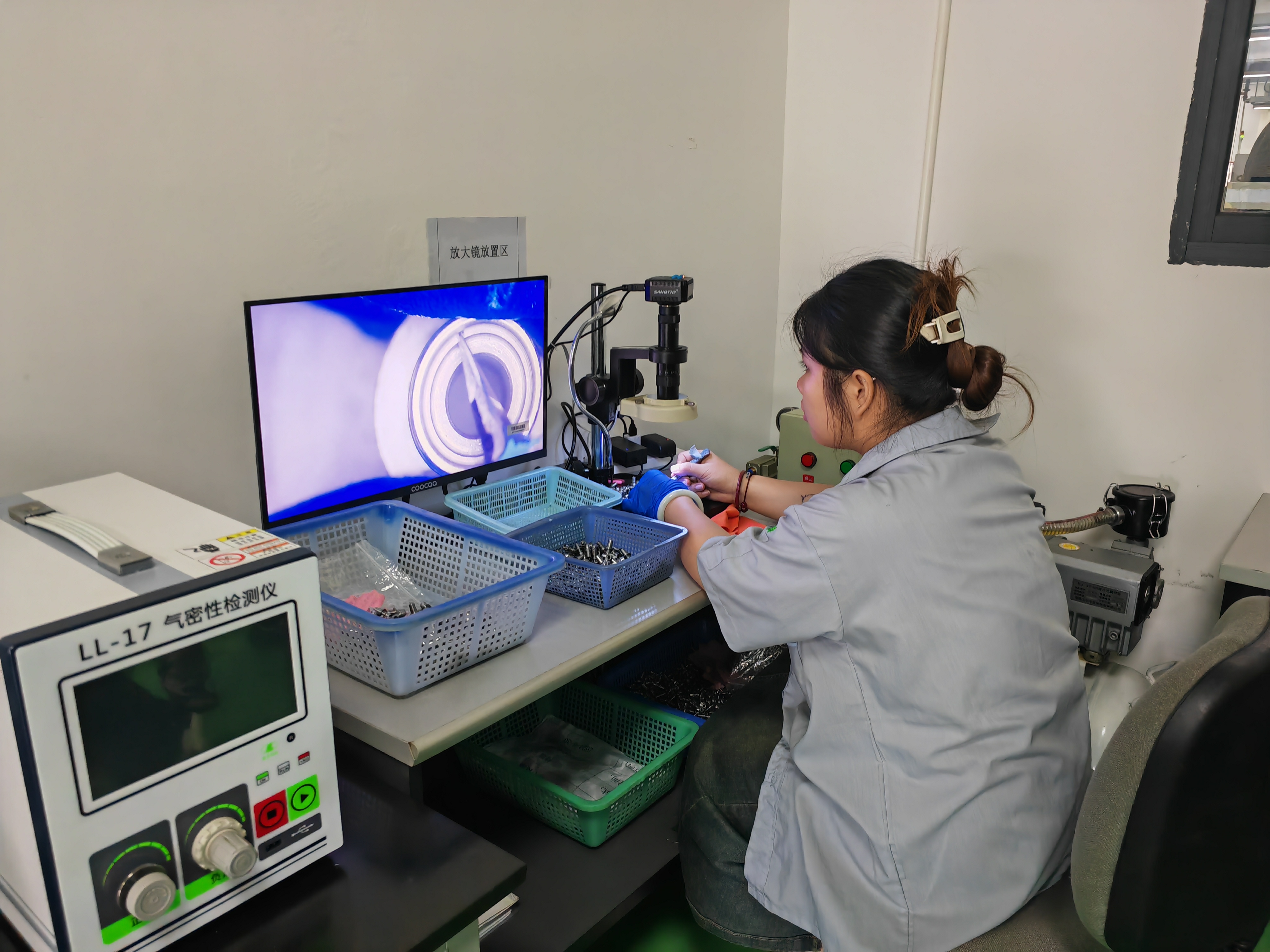 3、在德利賚檢測區(qū)，工人用放大鏡對產(chǎn)品進行檢測。.jpg
