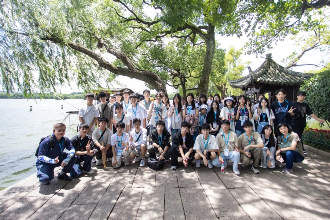 圖1圖說(shuō)：青年在南湖邊合影。.jpg