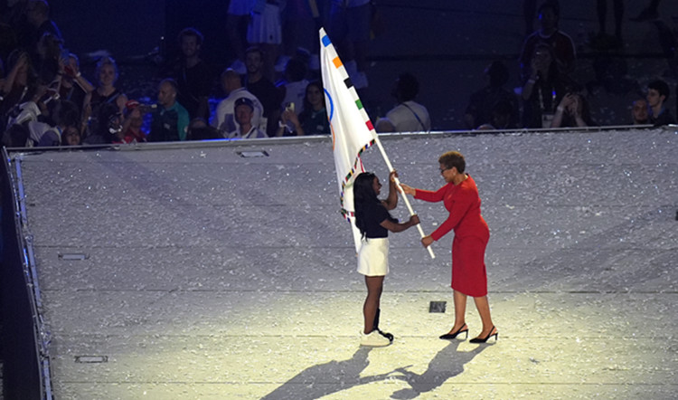 洛杉磯市市長卡倫·巴斯（右）從美國體操運(yùn)動(dòng)員手中接過奧運(yùn)會會旗。新華社記者 江文耀 攝.jpg