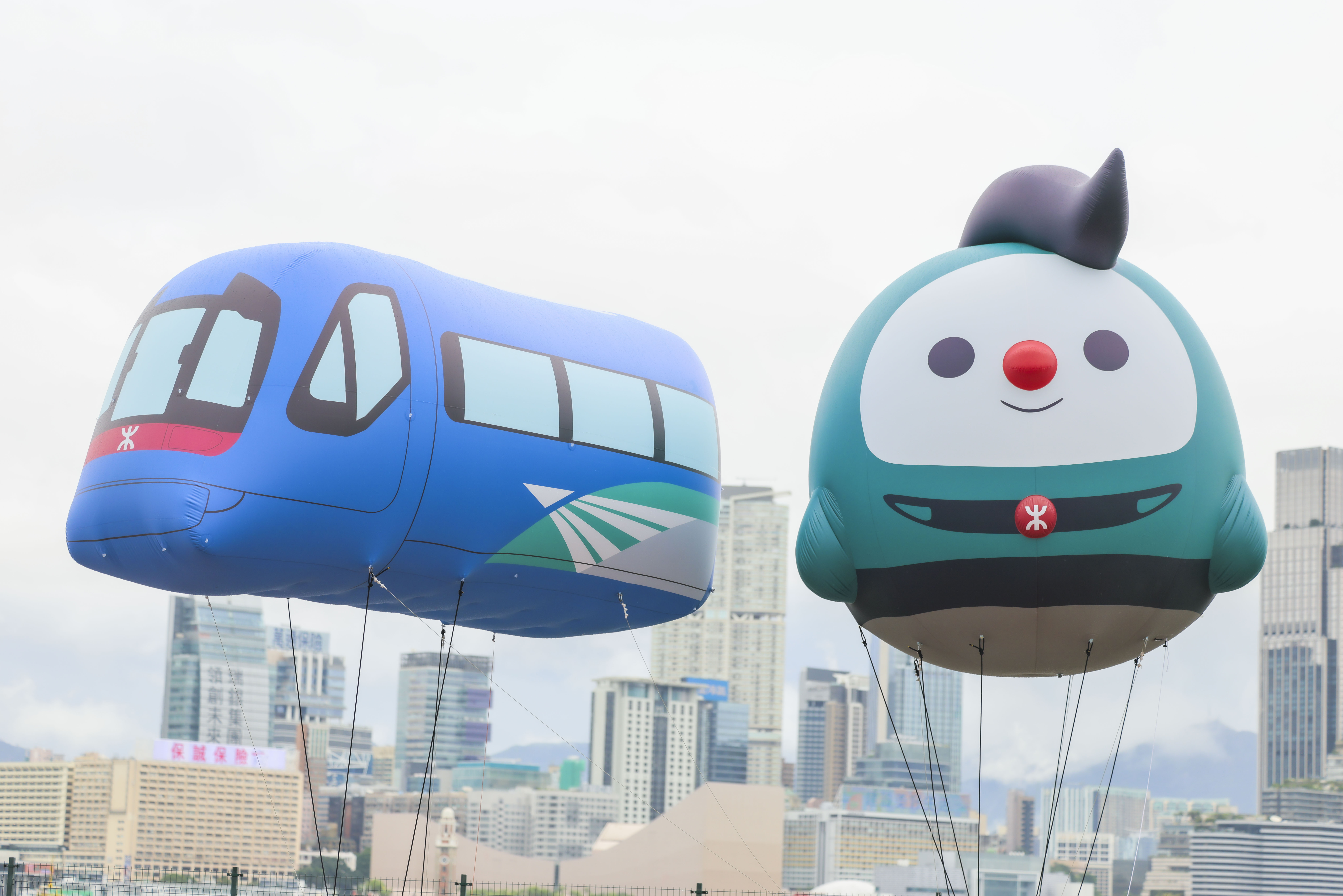 「飛天小列車」園區(qū)設(shè)有兩對好拍檔，分別為約三米高的「『飛天』高鐵隊長@動感號」及「『飛天』機鐵仔@機場快線列車」懸浮充氣裝置打卡點 (2).JPG