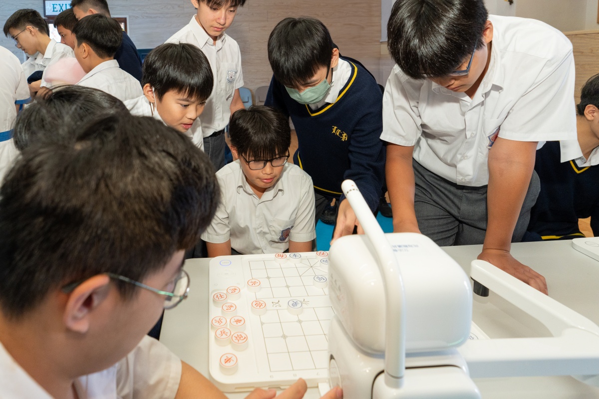 10同學(xué)挑戰(zhàn) AI 中國(guó)象棋機(jī)械人.jpg