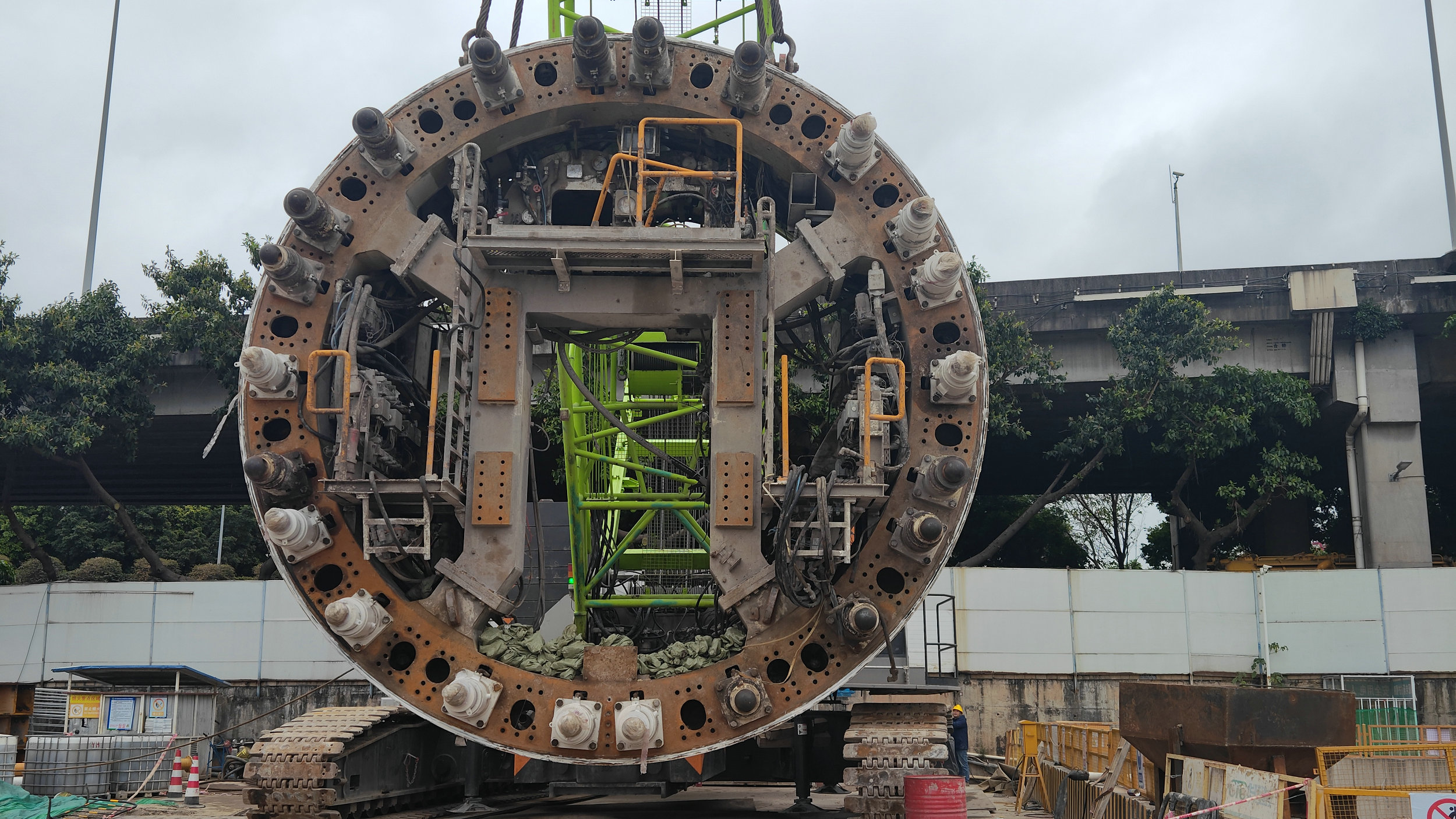3、十四號線二期中樂區(qū)間盾構(gòu)吊裝.jpg