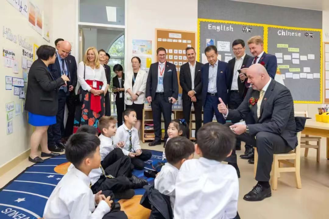 圖2：10月11日，奧地利韋爾斯市代表團(tuán)在蘇錫通園區(qū)惠立學(xué)校參觀。.jpg