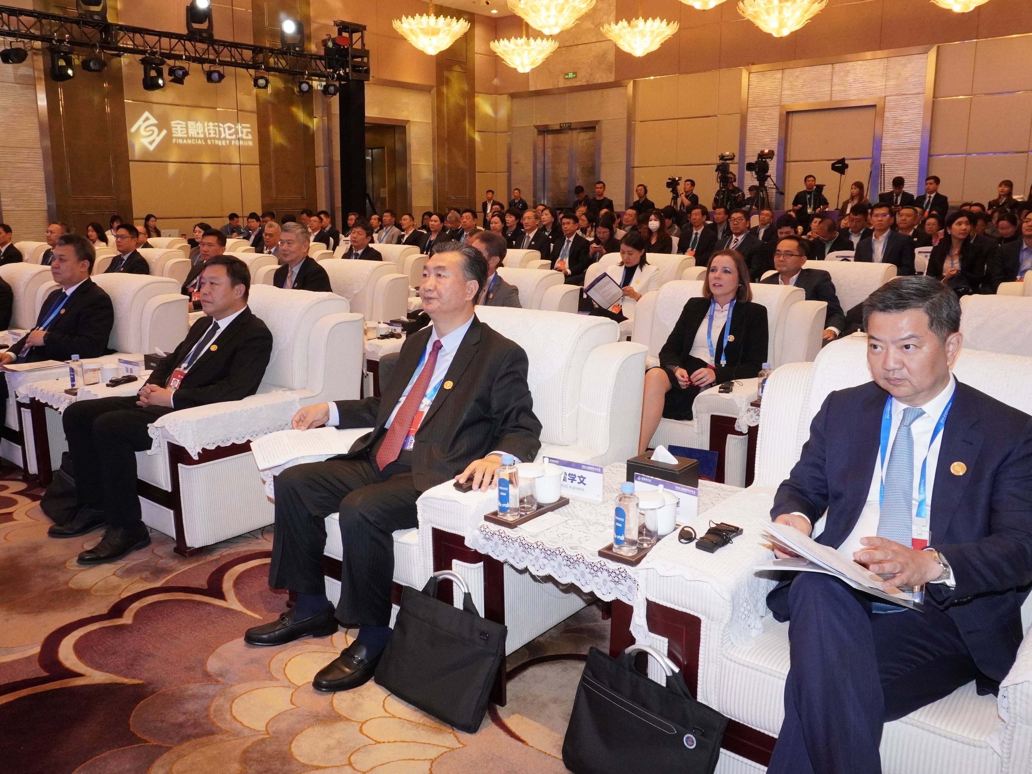 圖片6：500余名中外嘉賓出席論壇，聚焦當(dāng)前經(jīng)濟(jì)金融熱點(diǎn)話題.jpg