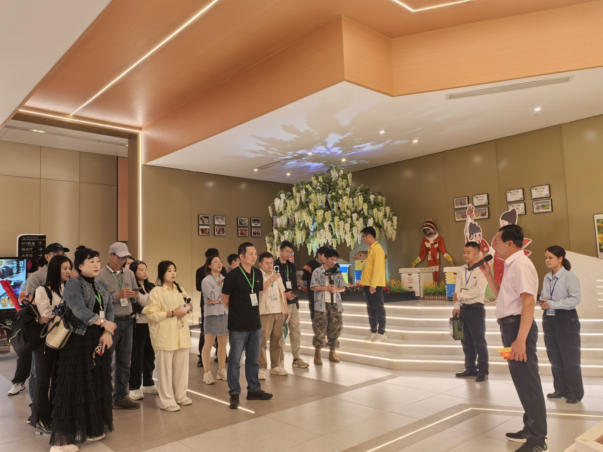 5.採(cǎi)風(fēng)團(tuán)一行到訪梧州甜蜜家生態(tài)蜂業(yè)園(劉崢 攝)_編輯.jpg