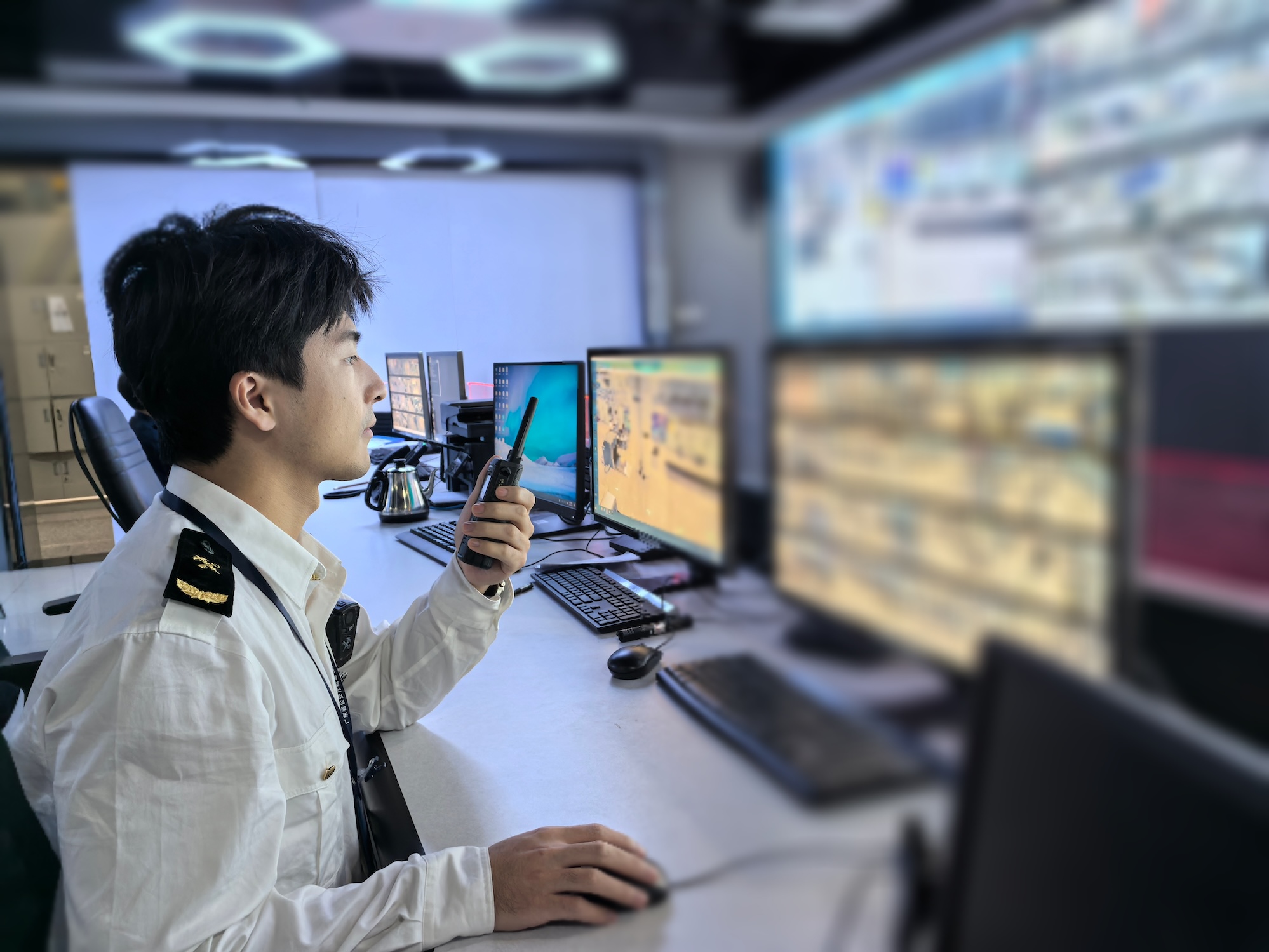 廣州海關(guān)所屬廣州白雲(yún)機場海關(guān)關(guān)員在指揮中心通過視頻監(jiān)控輔助現(xiàn)場監(jiān)管.jpg