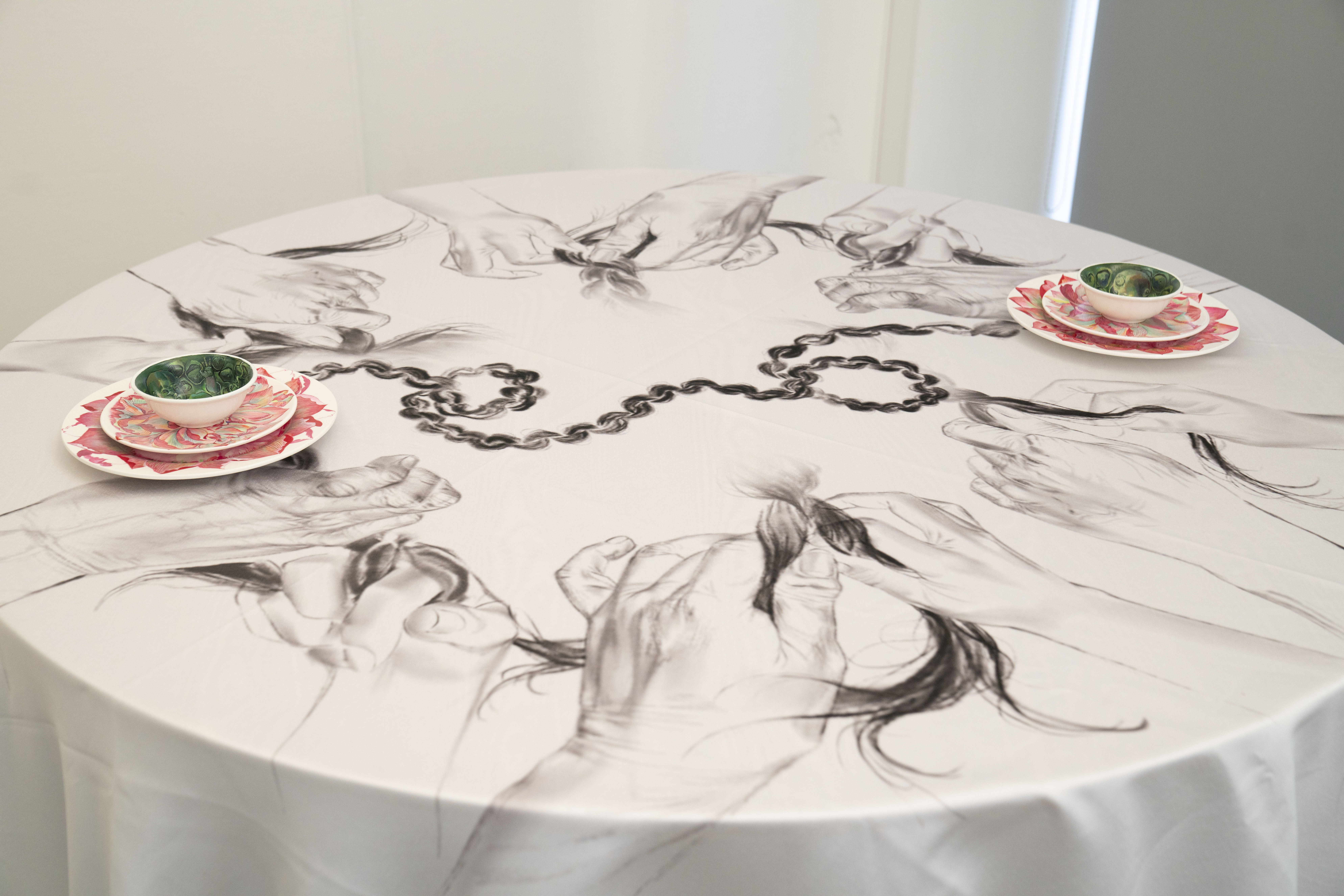 廖梓吟 - 電繪桌布及瓷盤壓克力.jpeg