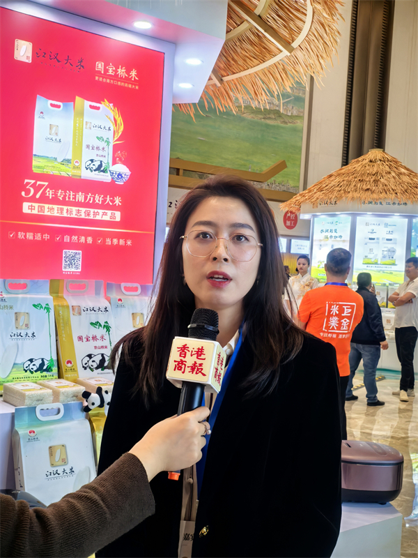6、湖北國寶橋米有限公司品牌部部長周靜接受香港商報采訪.jpg