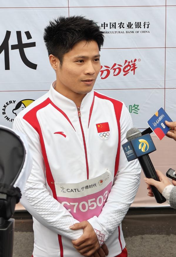 圖四：奧運(yùn)冠軍李發(fā)彬接受採(cǎi)訪。.jpg
