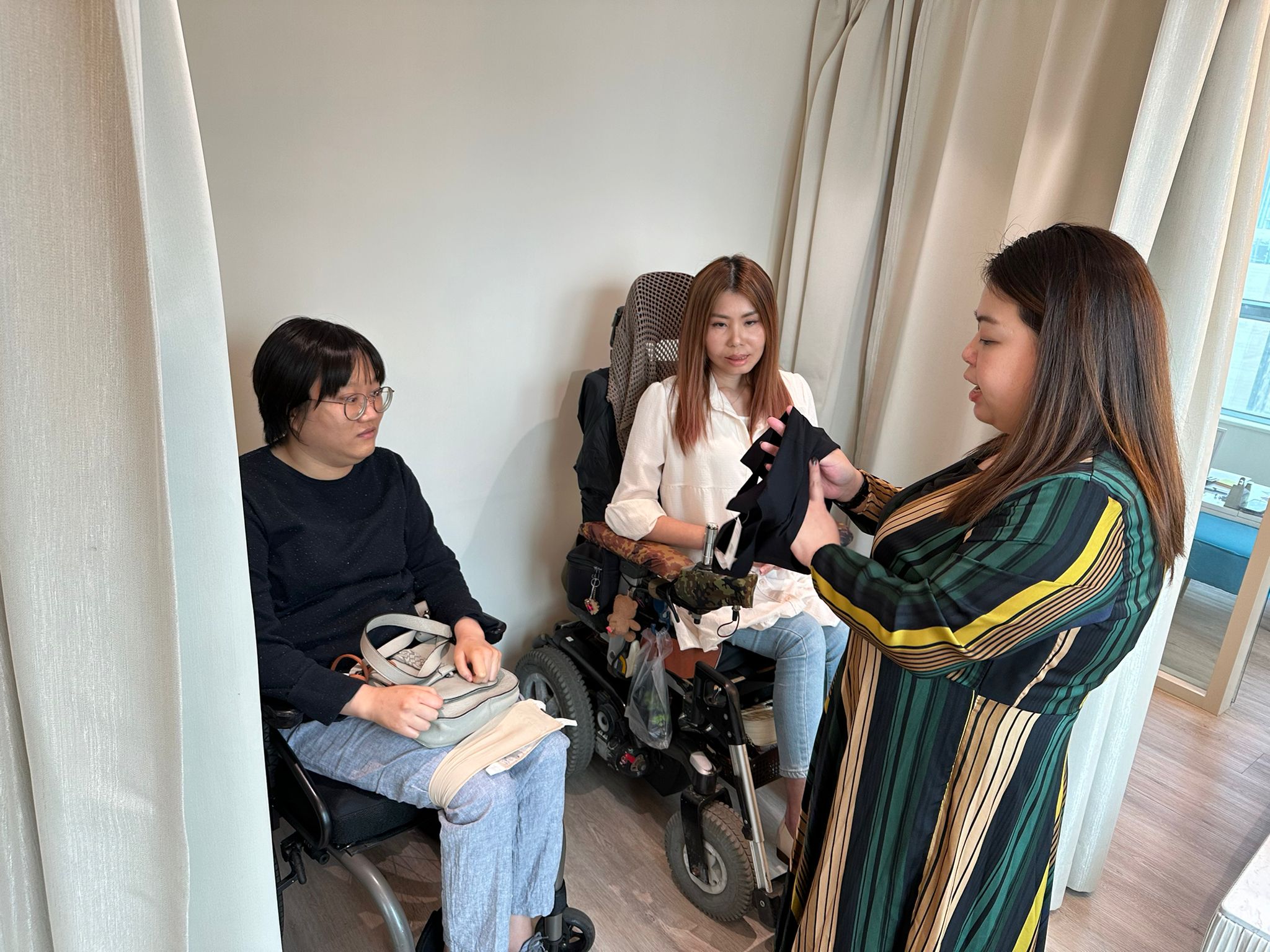 04_Sorry姐全力為輪椅人士尋找合適的內(nèi)衣。 .jpg