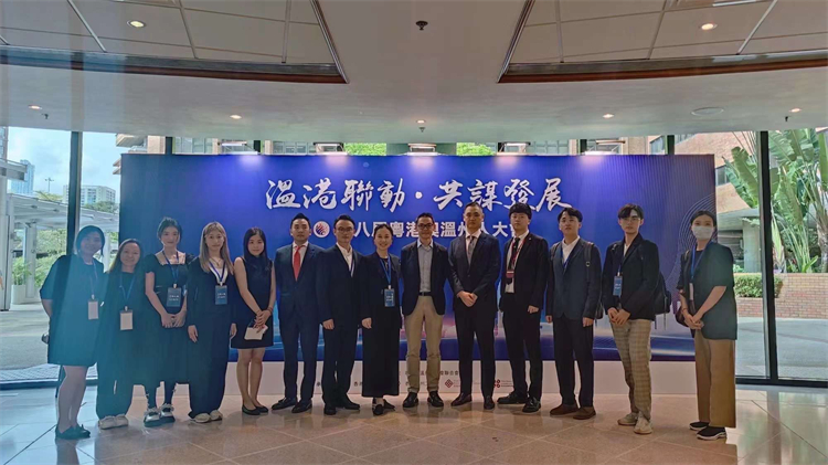 這個(gè)下面的文字寫： 鄭穎帶領(lǐng)香港溫州青年會(huì)參與組織2023年溫港論壇，促進(jìn)兩地交流。.jpg