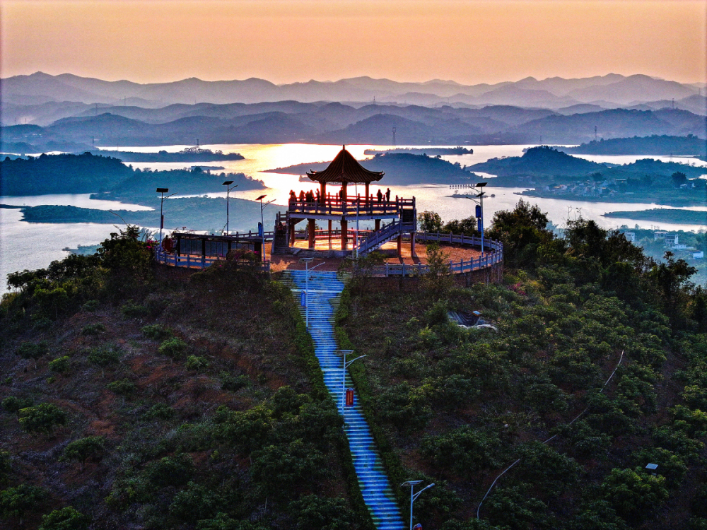 3、右江區(qū)澄碧湖芒果產(chǎn)業(yè)（核心）示範(fàn)區(qū)（喻湘泉 攝）.jpg