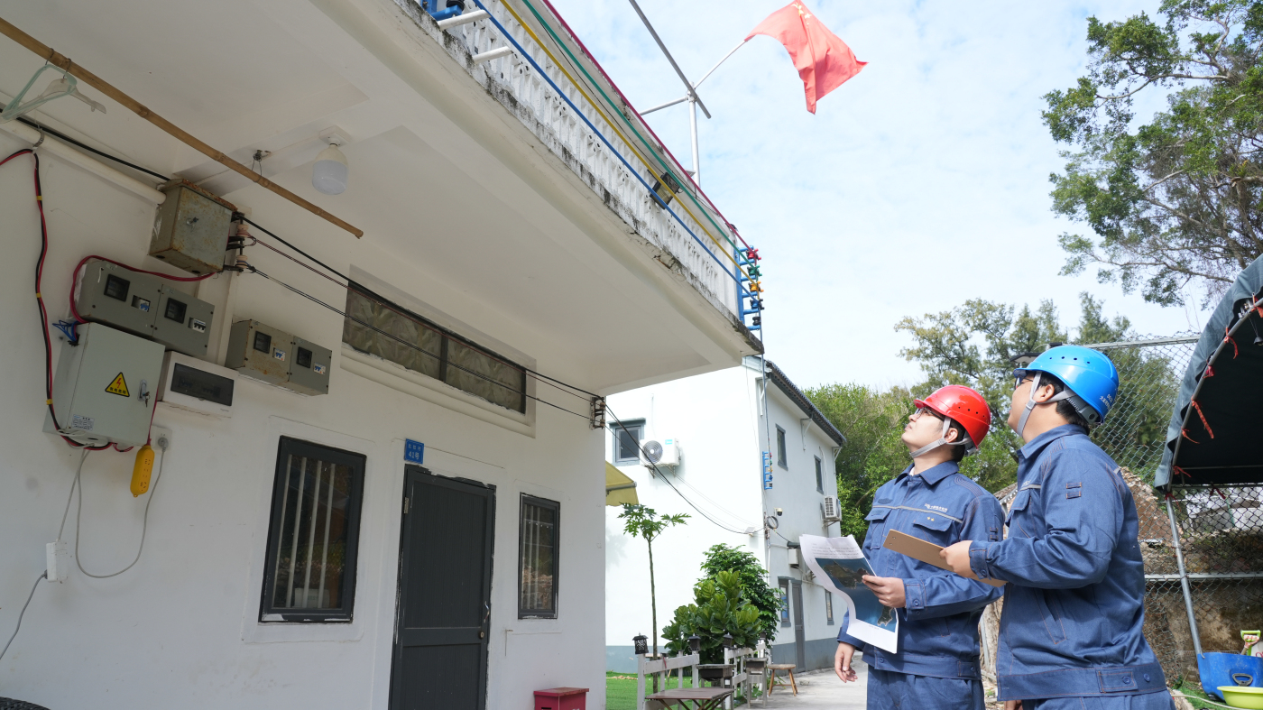 3、當(dāng)?shù)毓╇娝藛T檢查北扣村低壓線路改造情況。鄭銘陽 攝.jpg