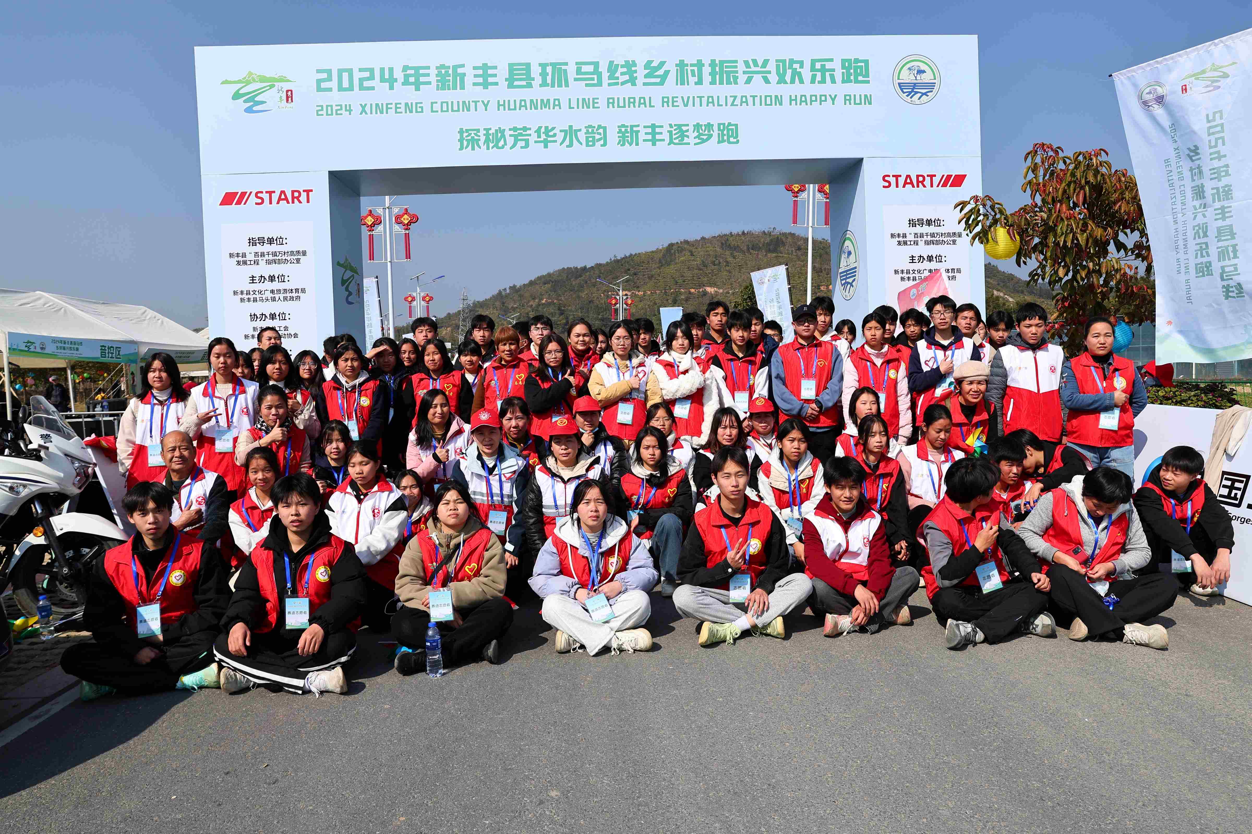 3 志愿者合影.jpg