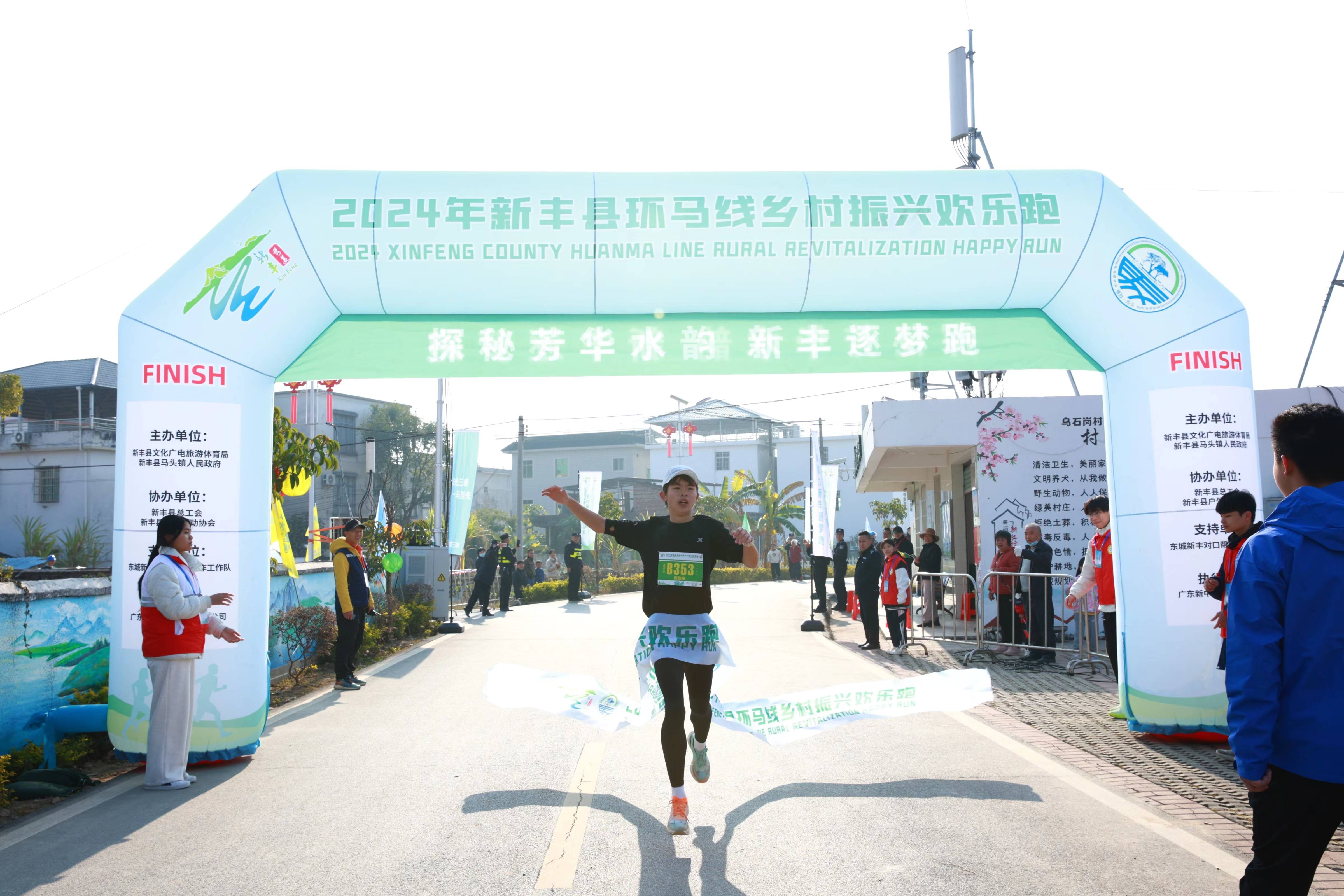 4 歡樂跑男子組冠軍沖線.jpg