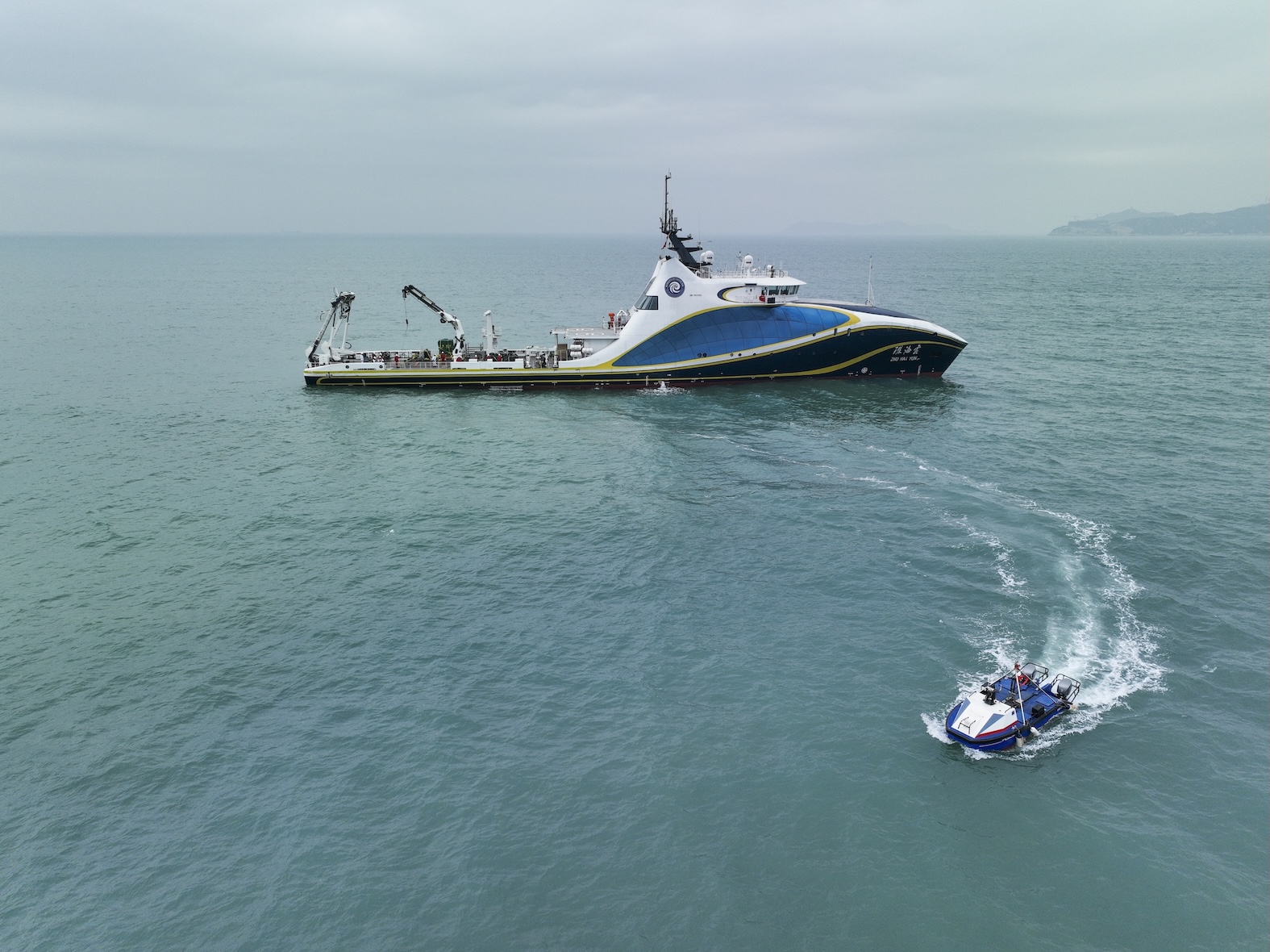 2、全球首艘智能型無人系統(tǒng)科考母船“珠海雲(yún)”。南方海洋實驗室供圖.jpg