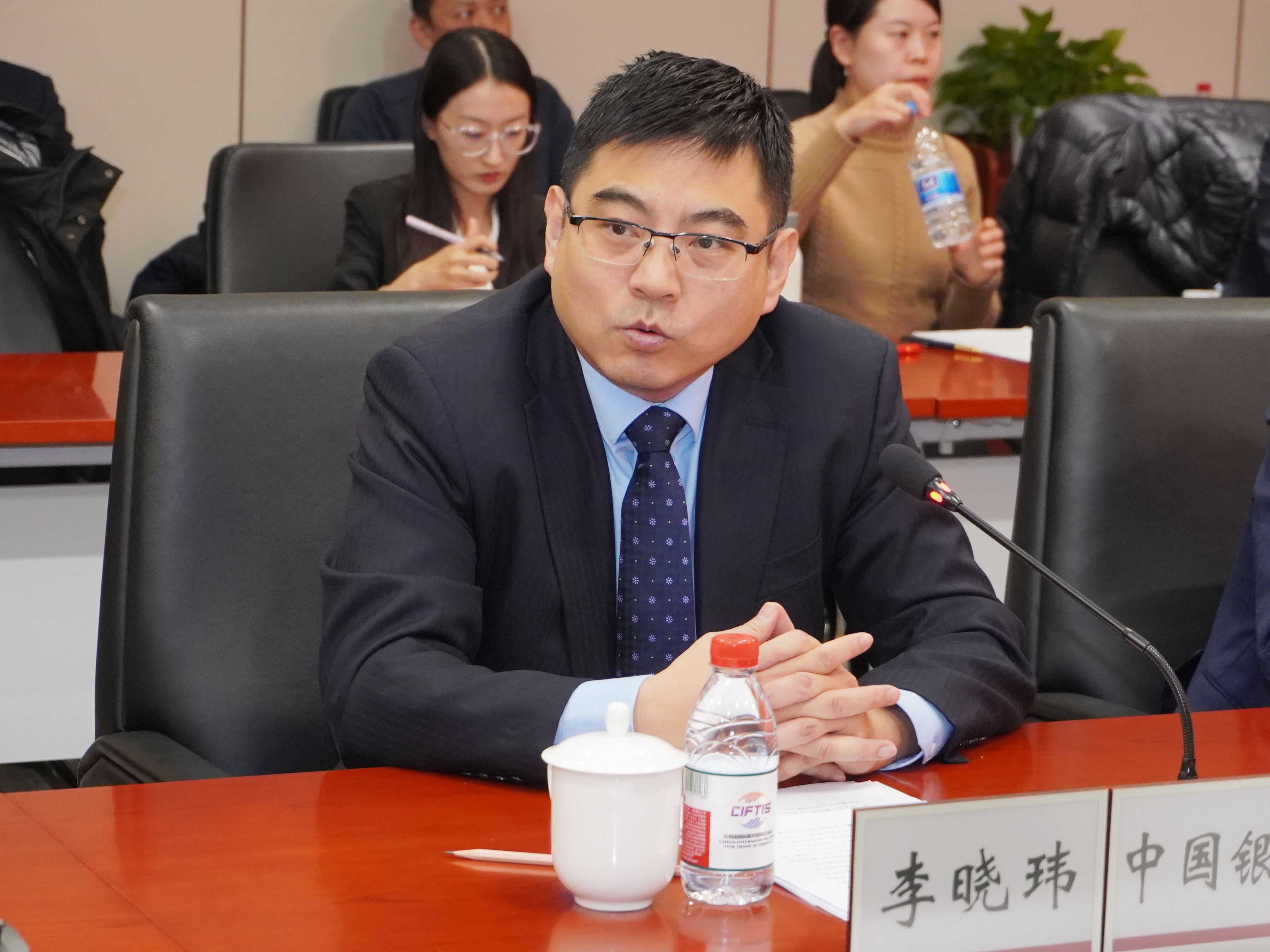 圖片3：中國銀行總行交易銀行部副總經(jīng)理李曉瑋進(jìn)行機(jī)構(gòu)介紹.jpg