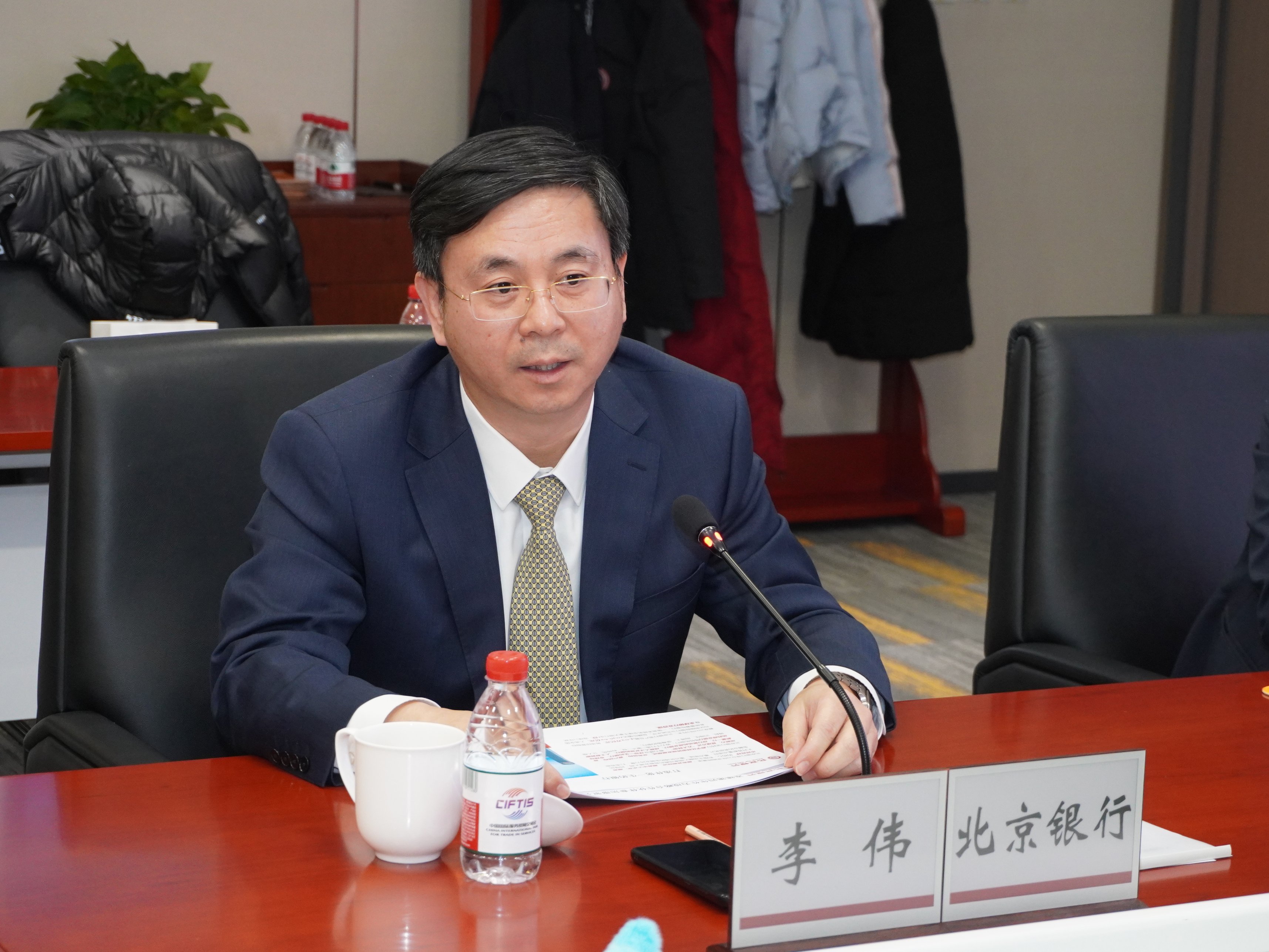 圖片6：北京銀行城市副中心分行副行長李偉進(jìn)行機(jī)構(gòu)介紹並回答本報(bào)記者提問.jpg