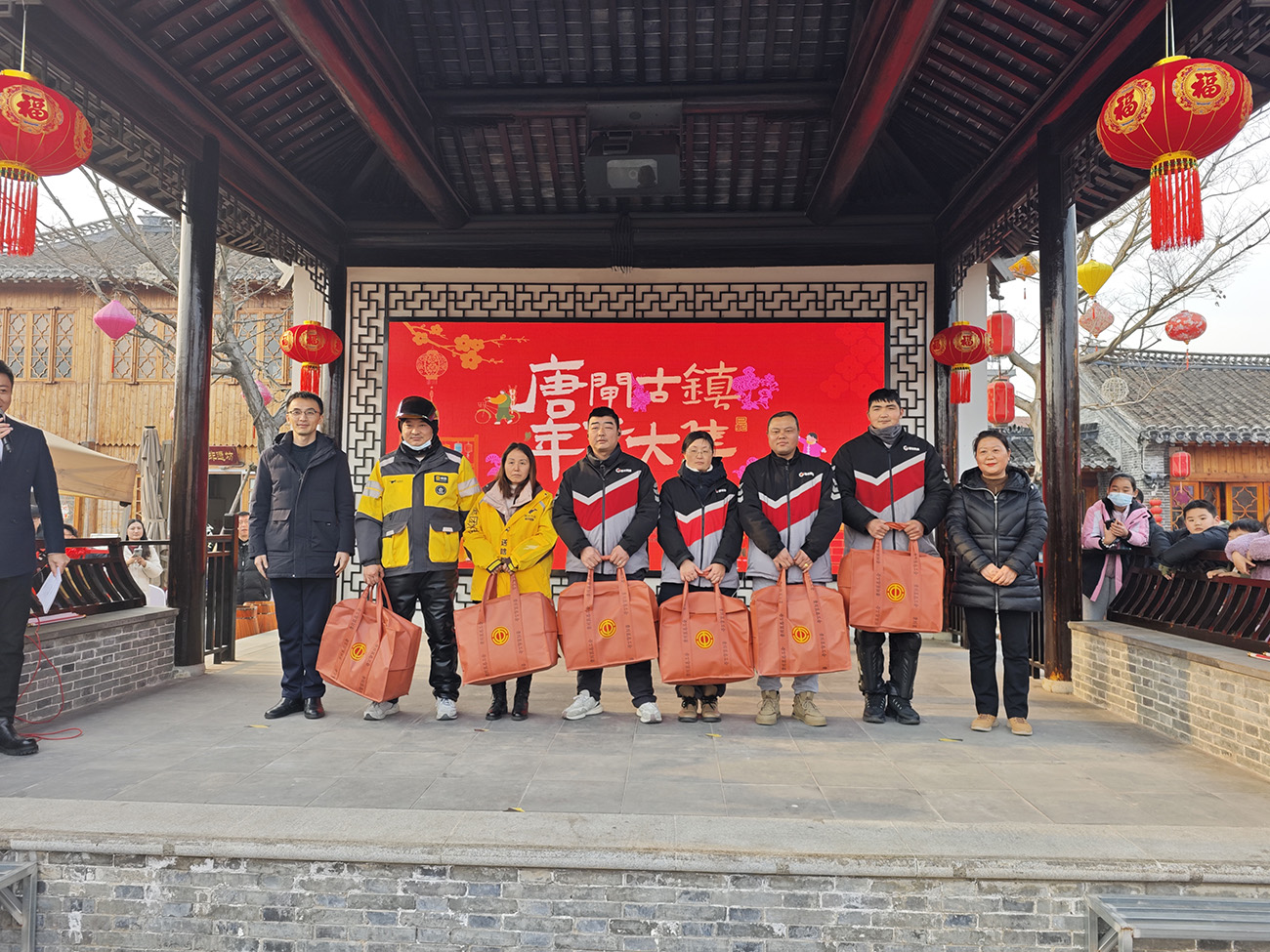 圖2：市集上，崇川區(qū)向快遞小哥等新業(yè)態(tài)群體代表送上新春大禮包。.jpg