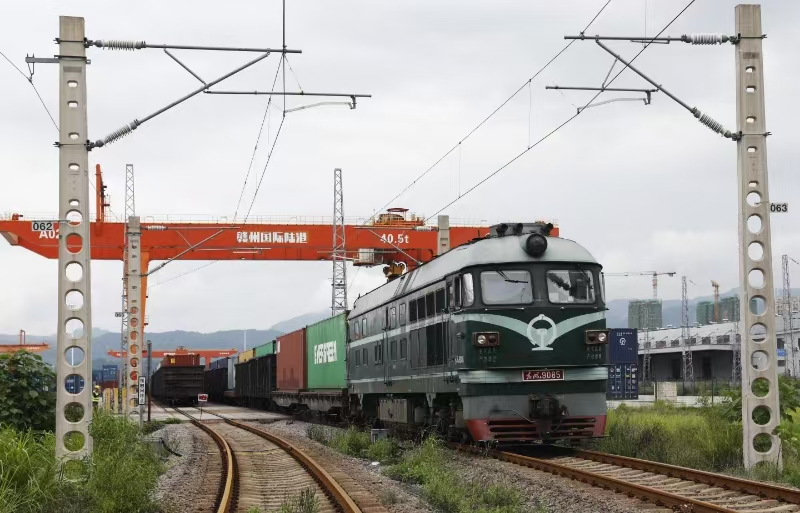 圖1：一趟班列裝載貨物駛出贛州國際陸港。楊曉明 攝.png