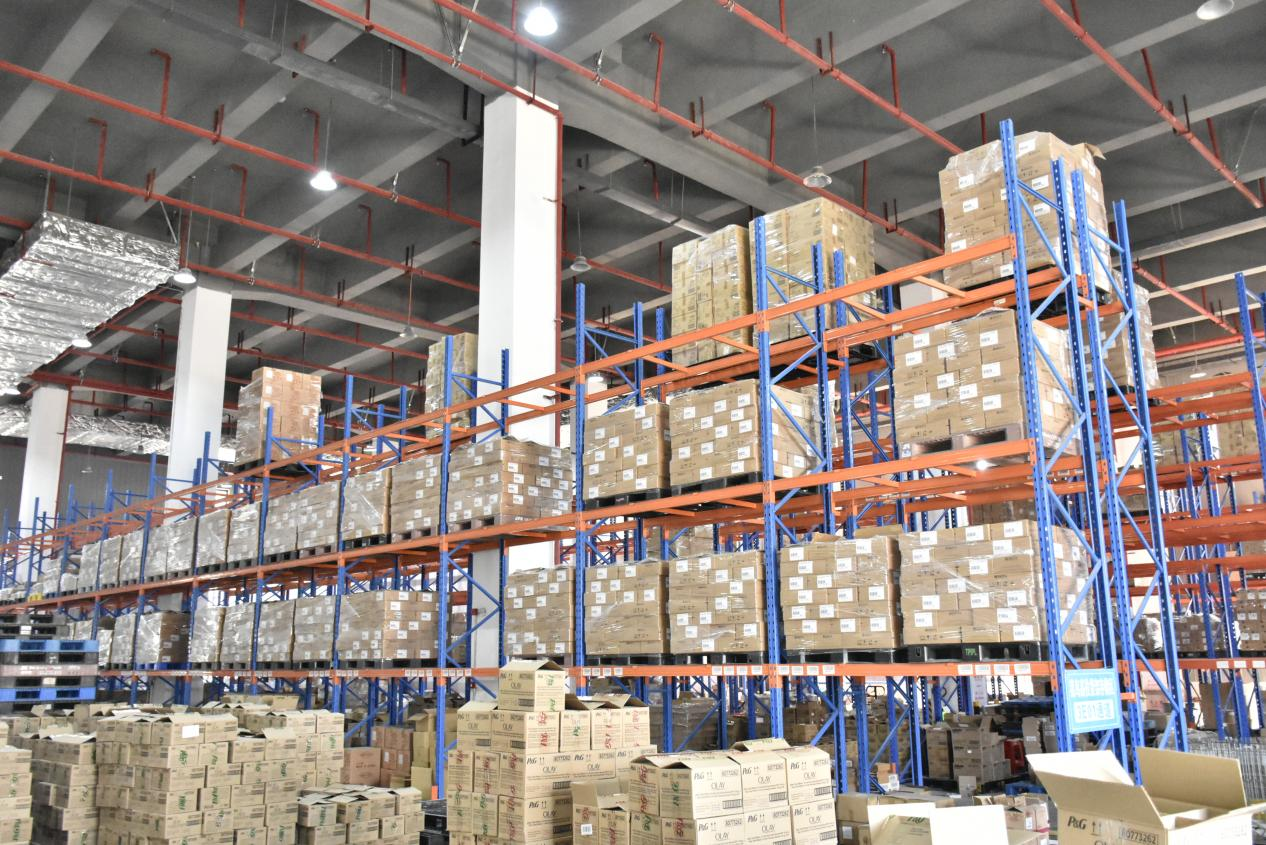 圖2：集拼倉內(nèi)，貨物堆滿貨架。張欣苑 攝.png