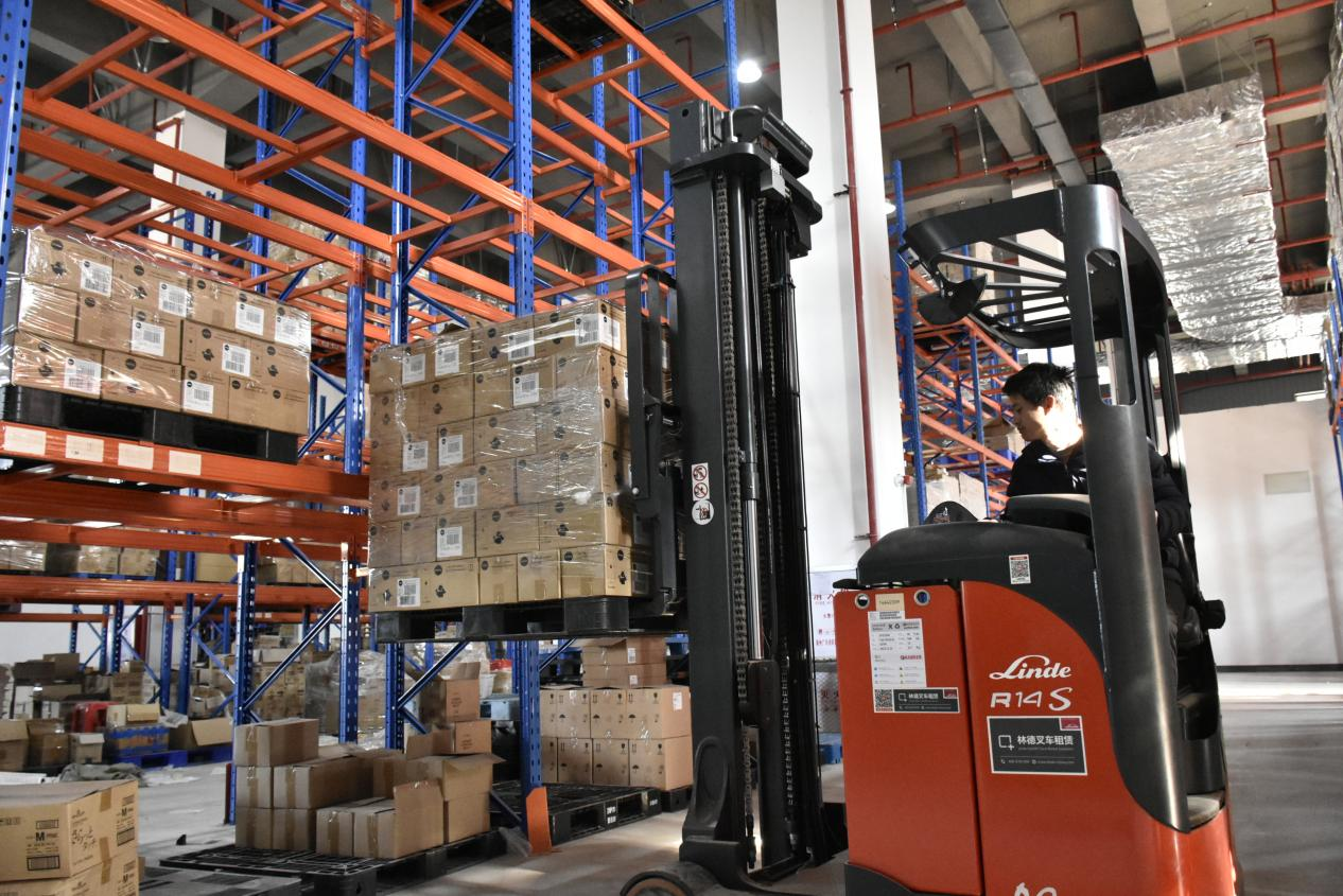 圖3：理貨人員用叉車取貨。張欣苑 攝.png