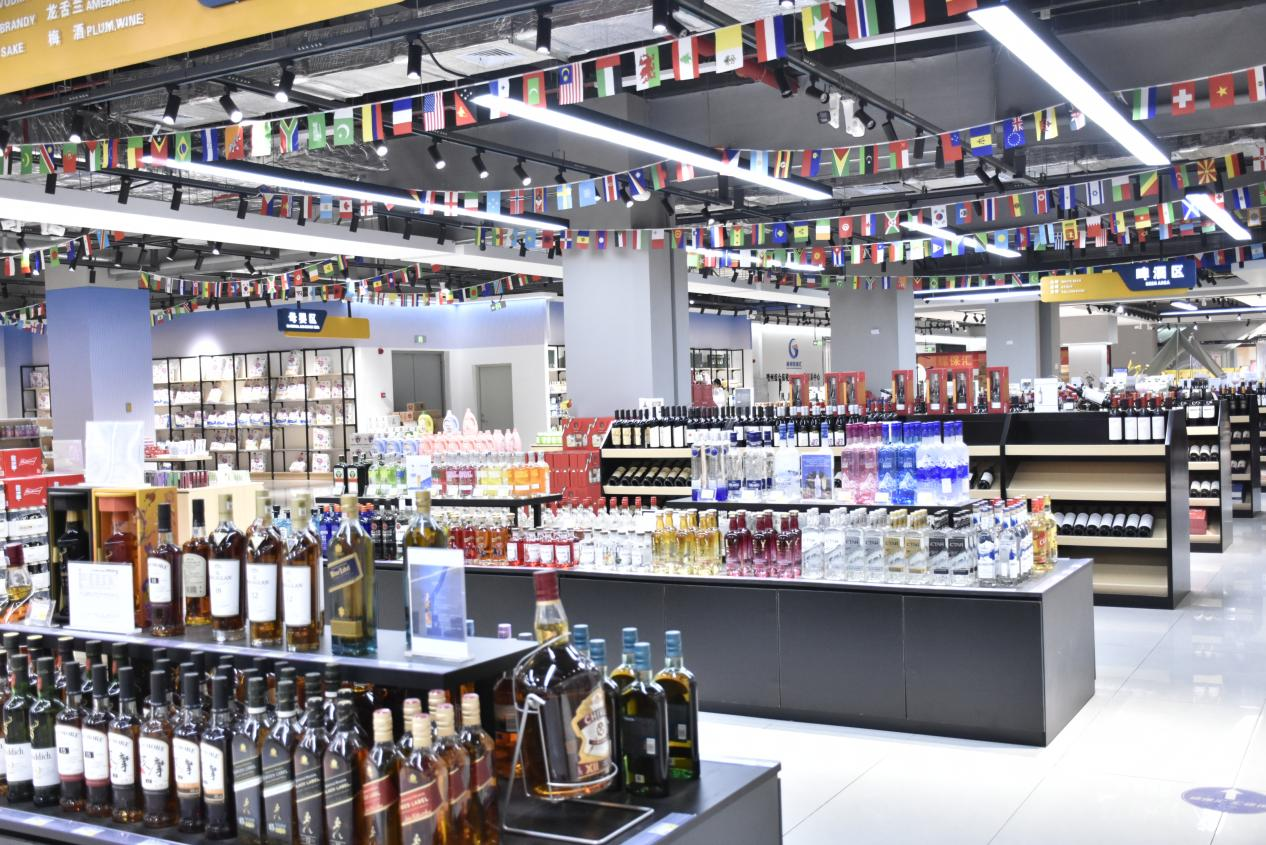 圖1：來自全球各地的商品琳瑯滿目。張欣苑 攝.png