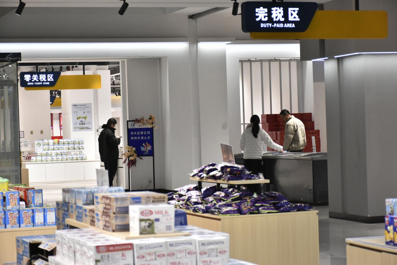 圖2：消費者在選購心儀商品。張欣苑 攝.png